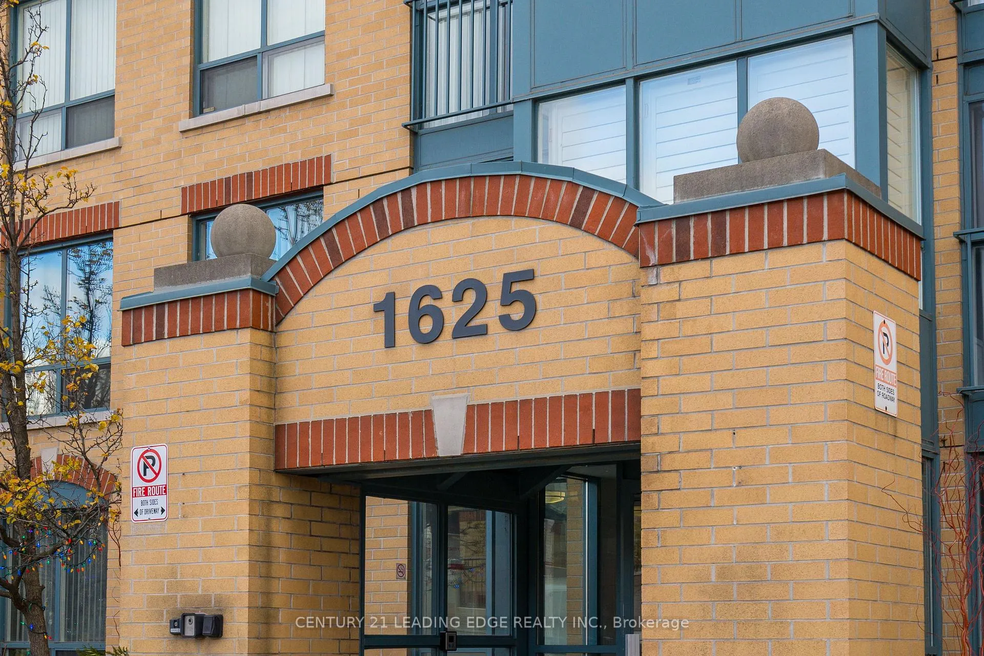 Photo 3 of Unit 909, 1625 Pickering Parkway, Pickering, Village East — HOMEH