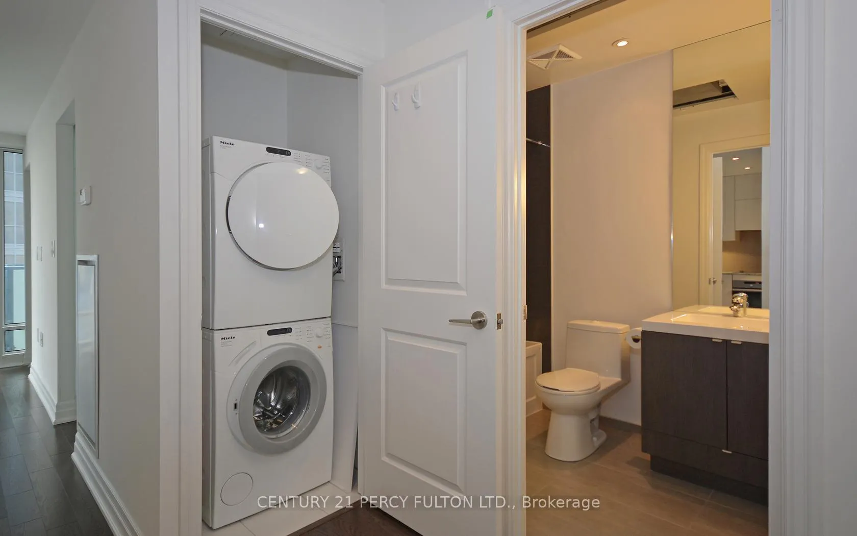 Photo 5 of Unit 1301, 8 The Esplanade, Toronto, Waterfront Communities — HOMEH