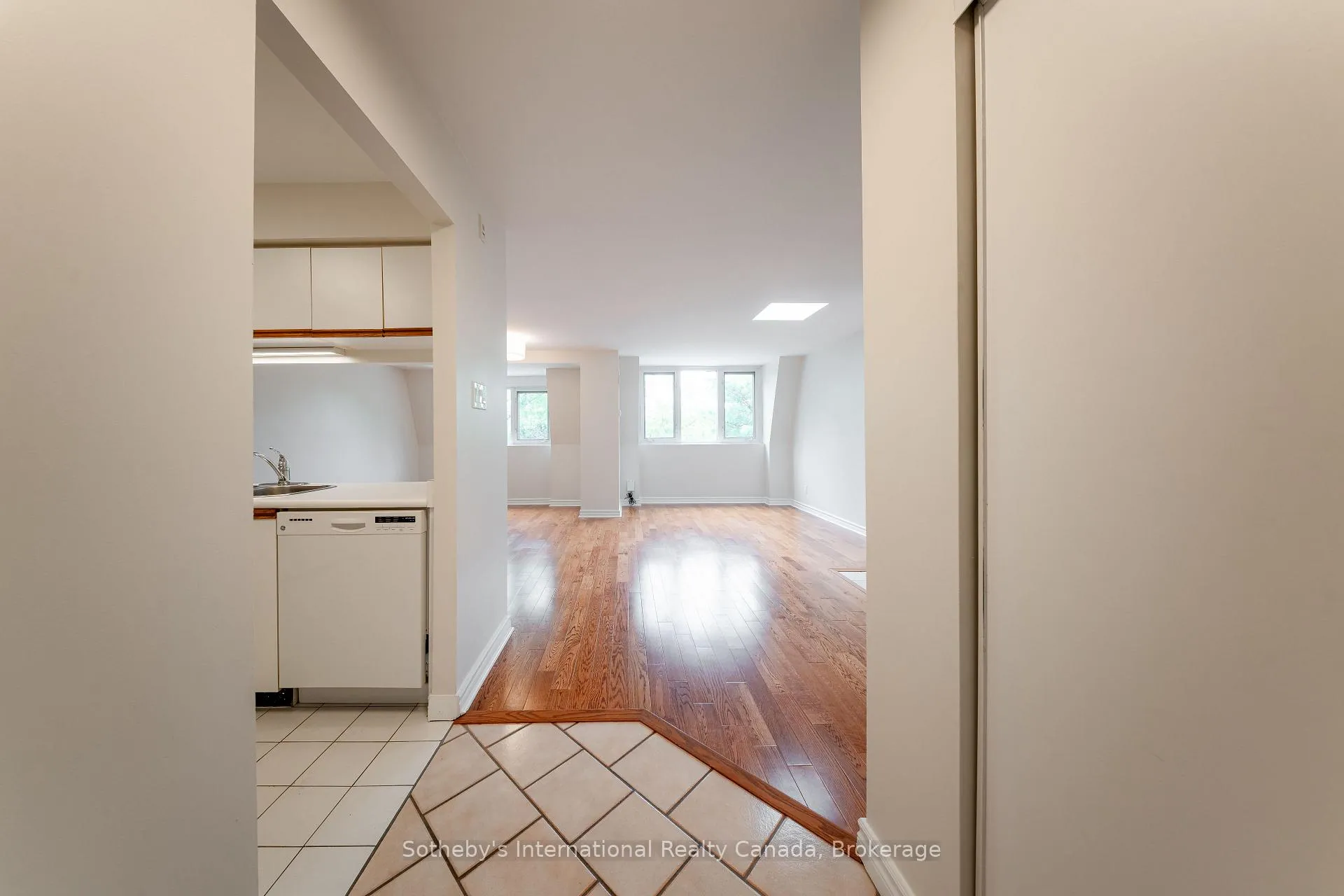Photo 5 of Unit 508, 356 McRae Drive, Toronto, Leaside — HOMEH