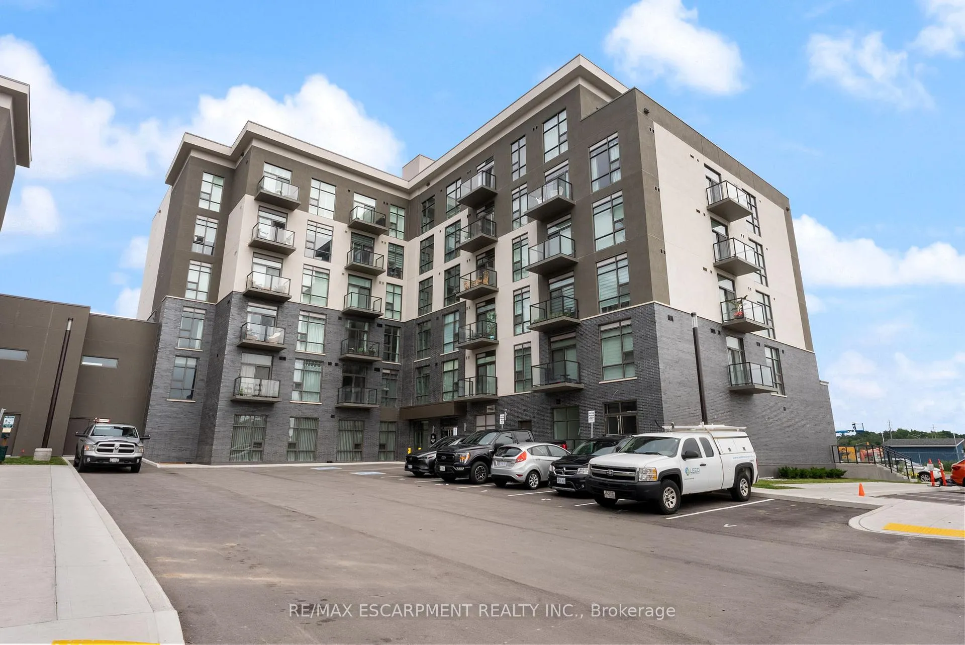 Photo 5 of Unit 331, 10 Mallard Trail, Hamilton, Waterdown — HOMEH