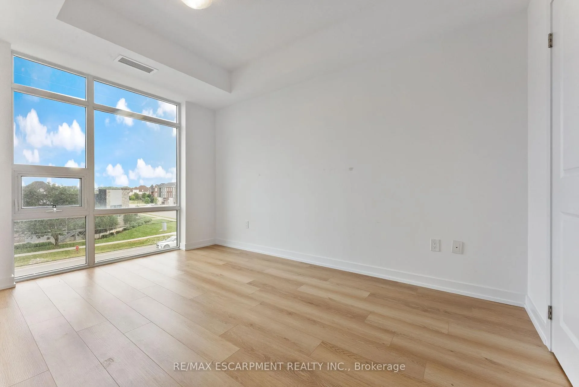 Photo 21 of Unit 331, 10 Mallard Trail, Hamilton, Waterdown — HOMEH