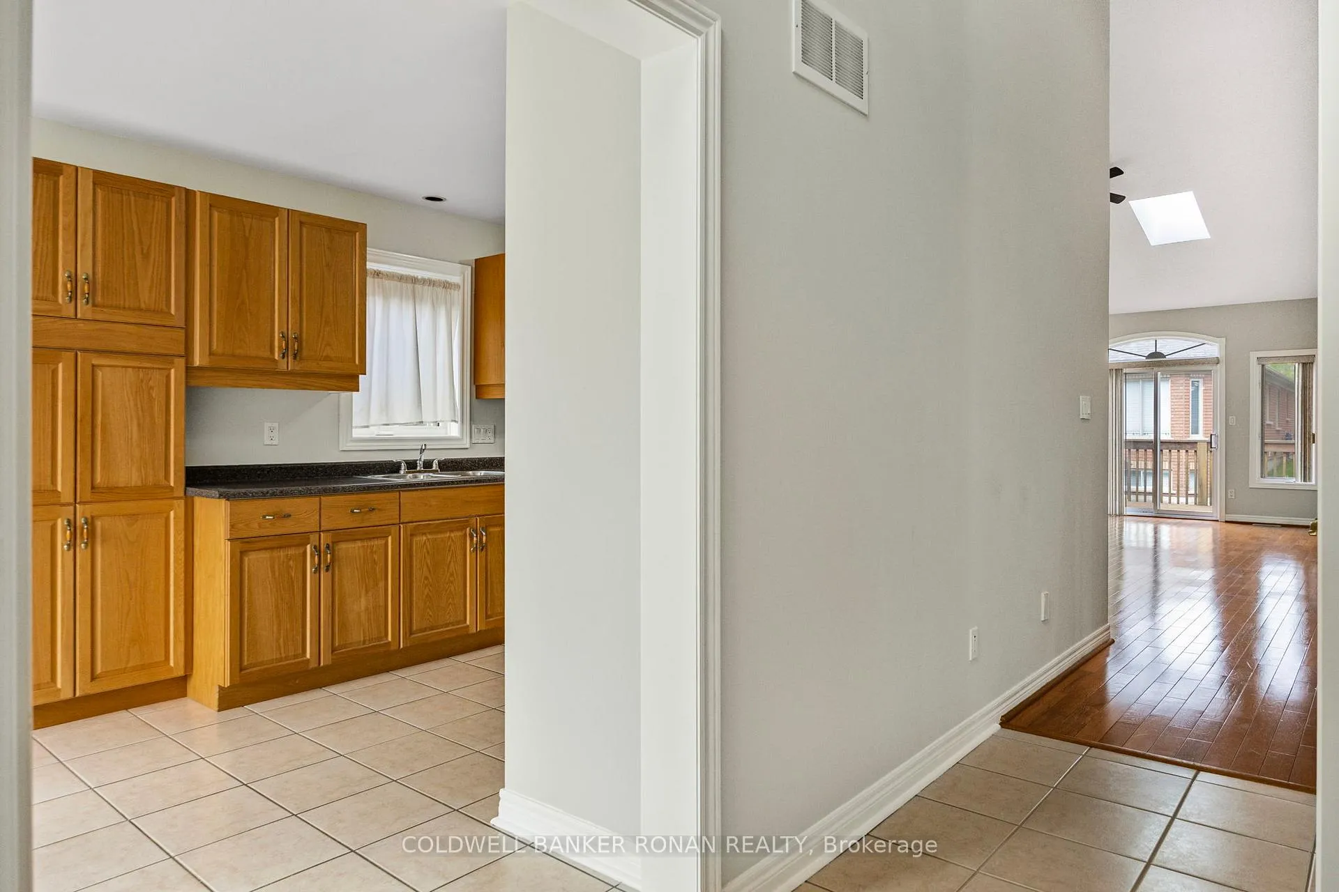 Photo 3 of Unit 9, 8 Malibu Manor W, New Tecumseth, Alliston — HOMEH