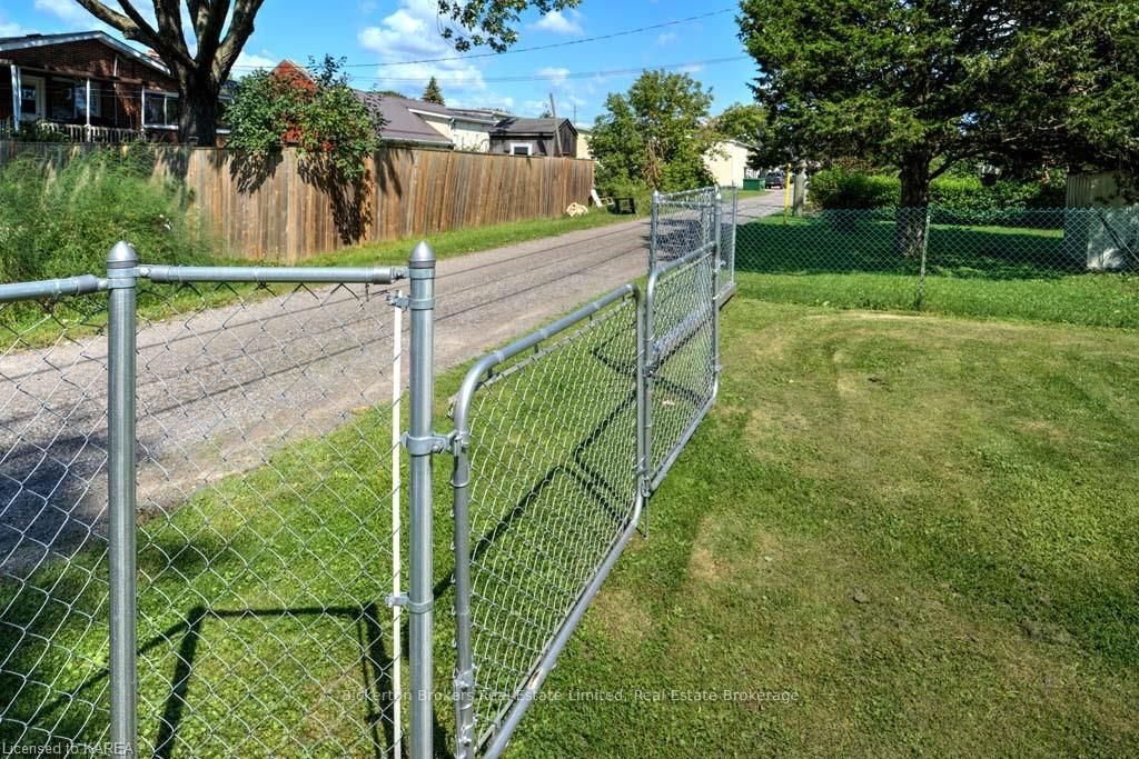 Photo 13 of 258 Arthur Street, Gananoque — HOMEH