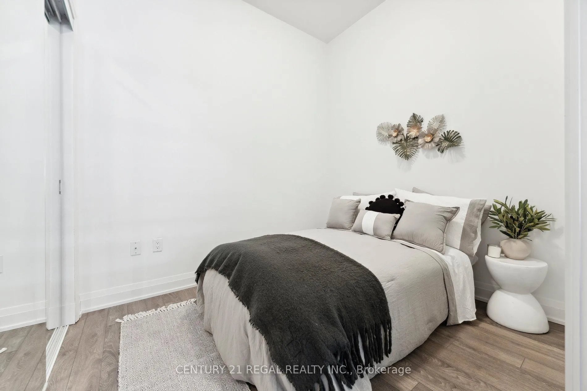 Photo 13 of Unit 404, 4800 Highway 7, Vaughan, West Woodbridge — HOMEH