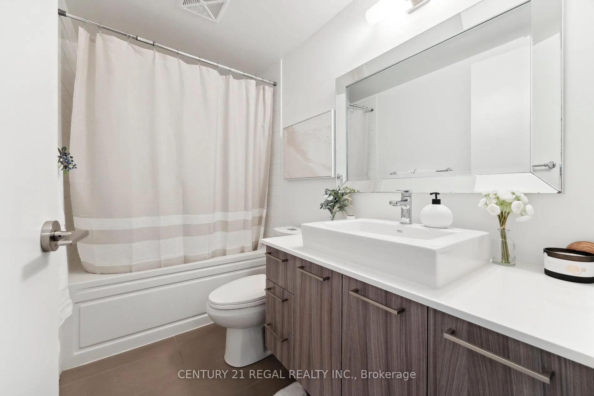 Photo 14 of Unit 404, 4800 Highway 7, Vaughan, West Woodbridge — HOMEH
