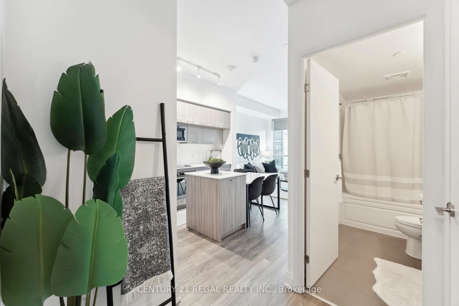Photo 17 of Unit 404, 4800 Highway 7, Vaughan, West Woodbridge — HOMEH