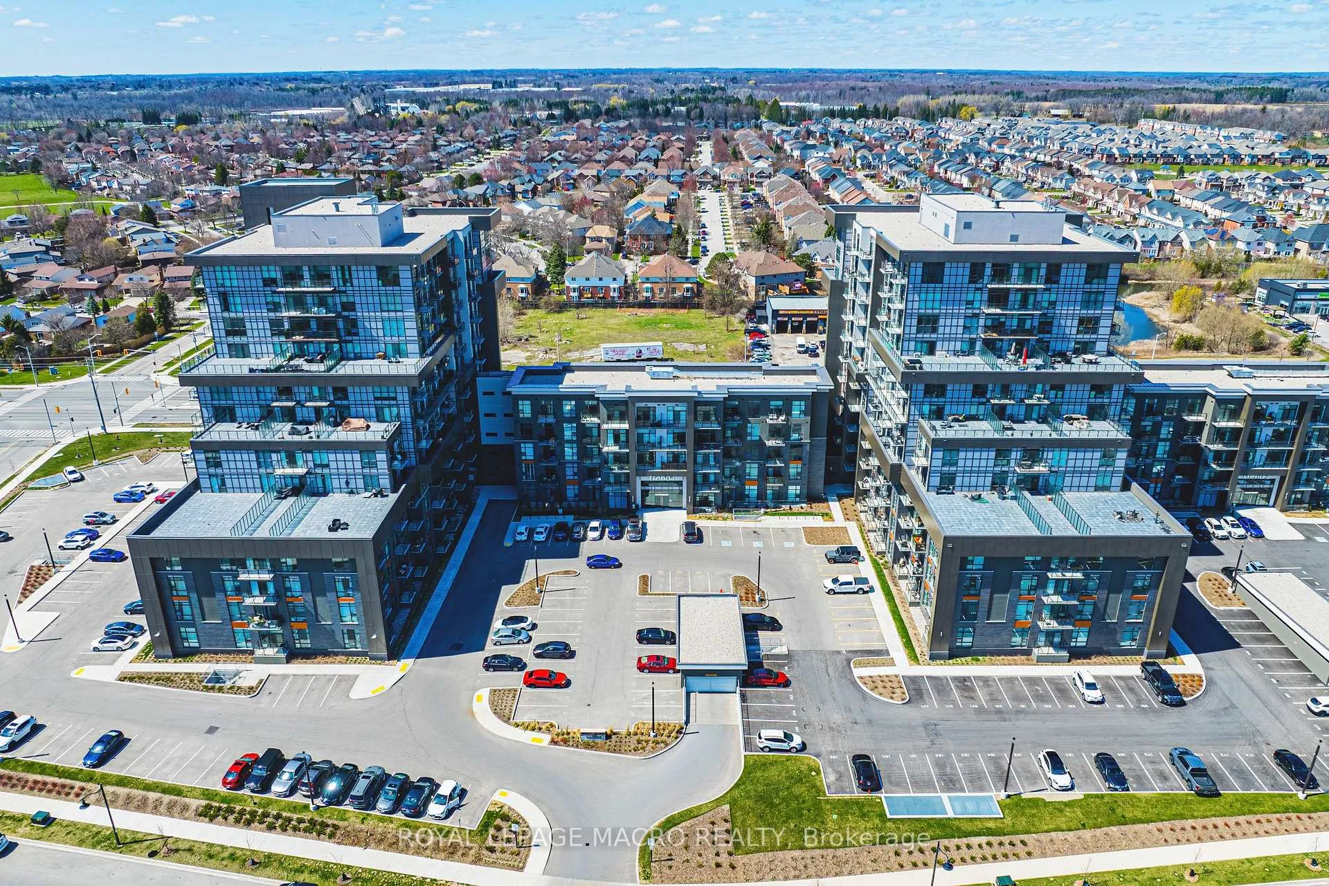 Front of Unit 902, 450 Dundas Street E