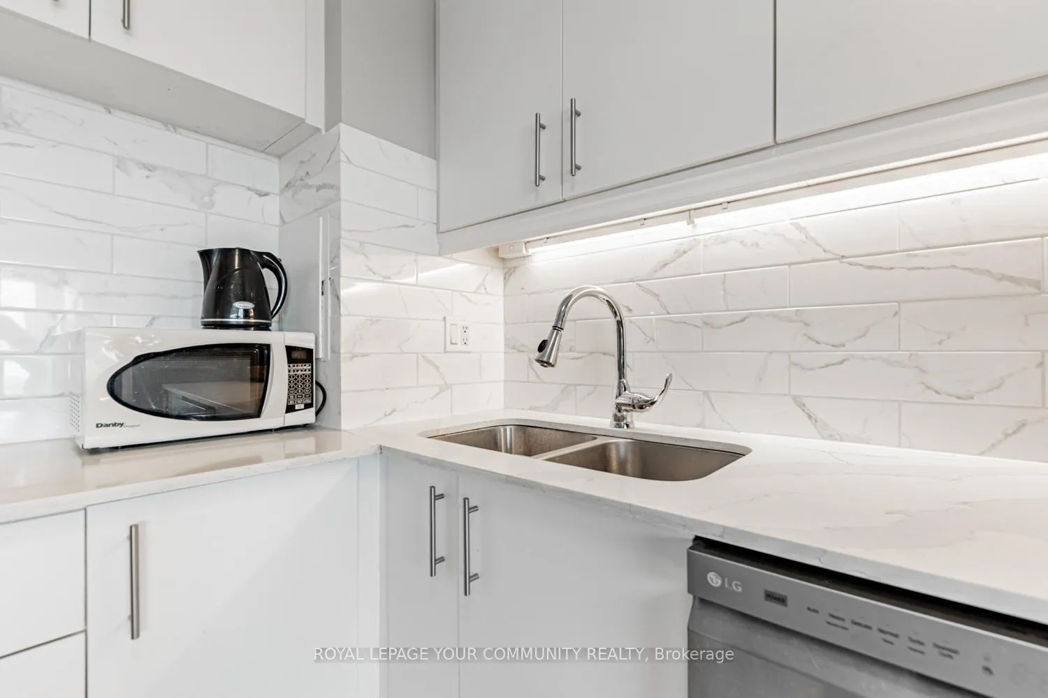 Photo 5 of Unit 912, 10 Sunny Glenway, Toronto, Flemingdon Park — HOMEH