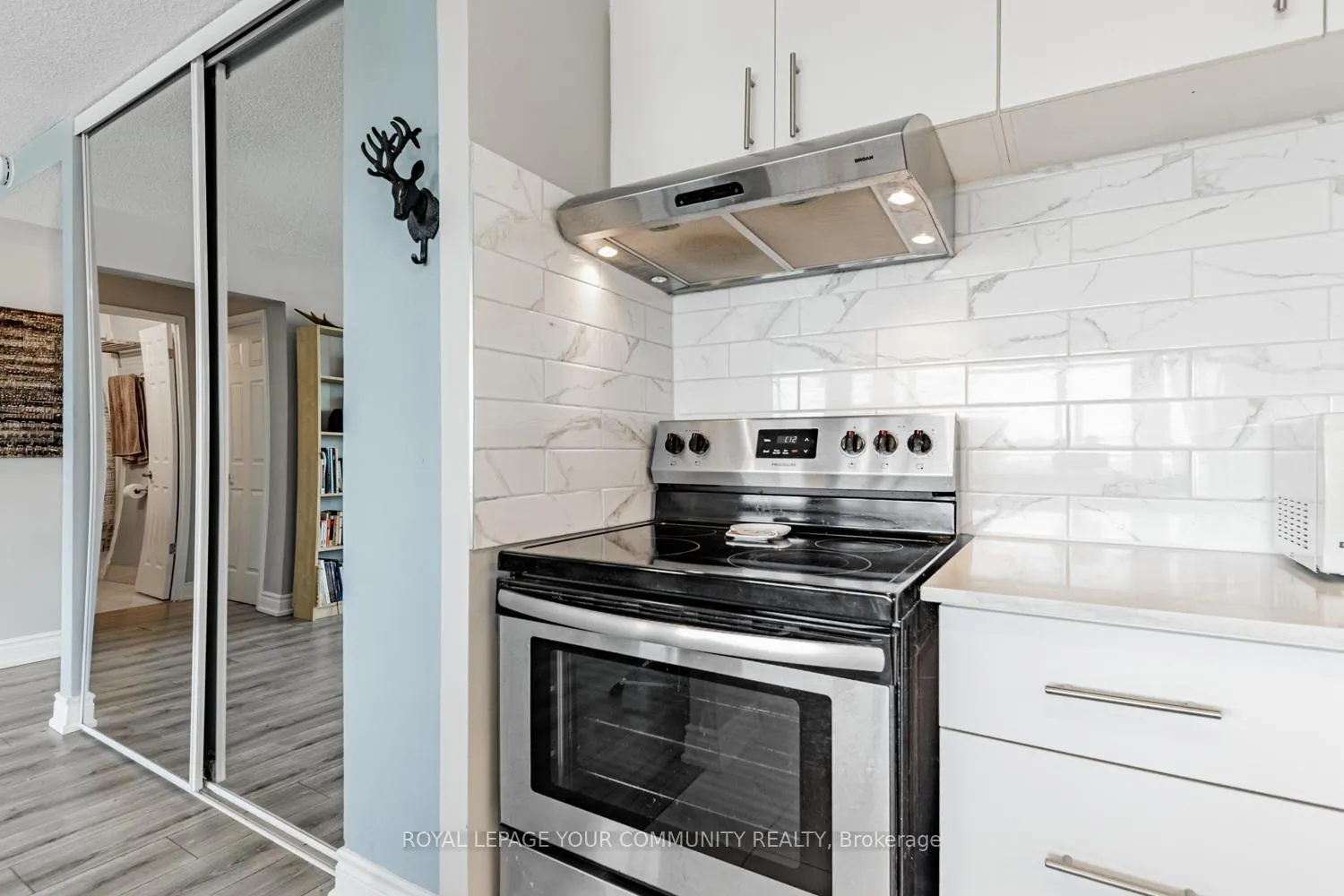 Photo 6 of Unit 912, 10 Sunny Glenway, Toronto, Flemingdon Park — HOMEH