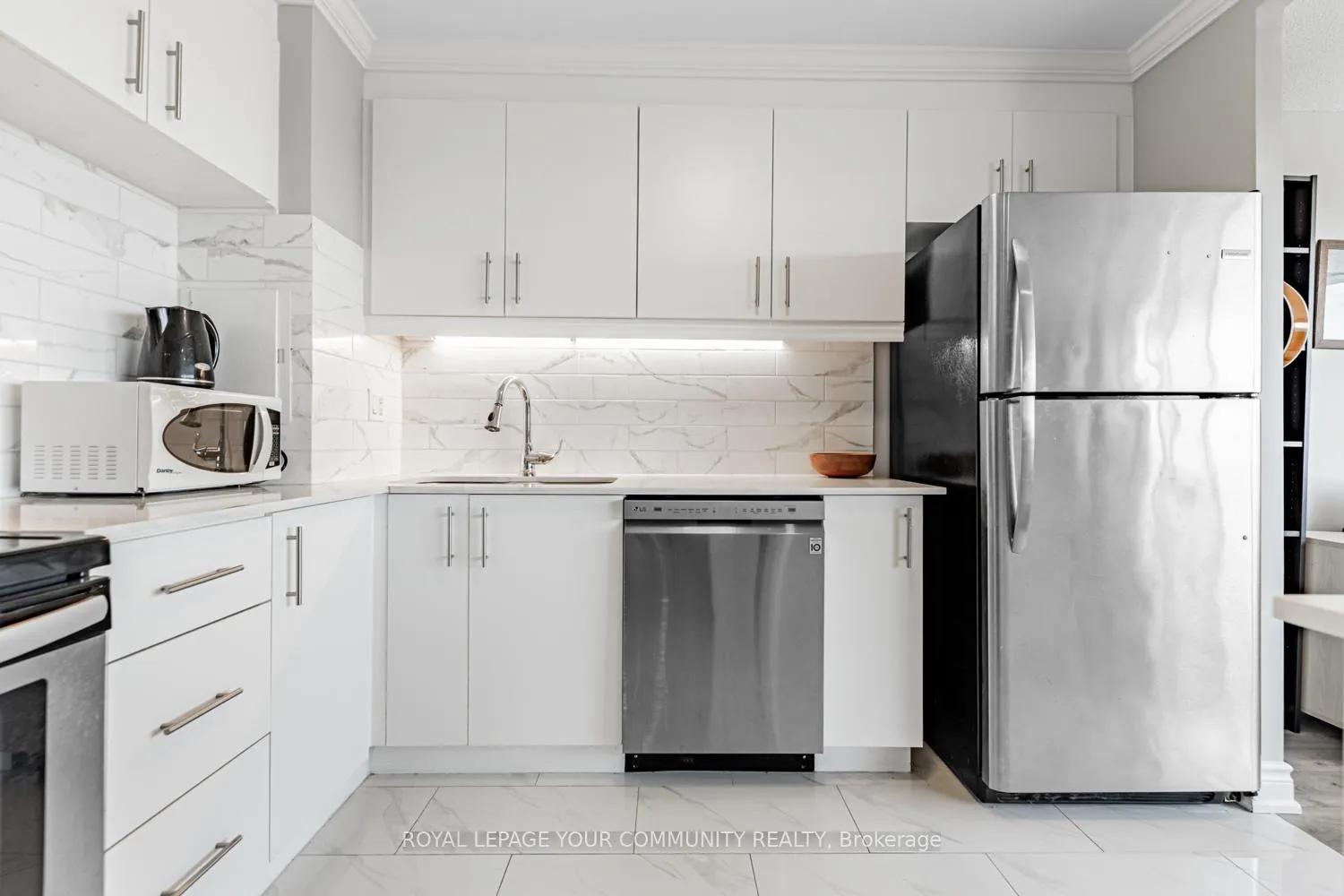 Photo 7 of Unit 912, 10 Sunny Glenway, Toronto, Flemingdon Park — HOMEH