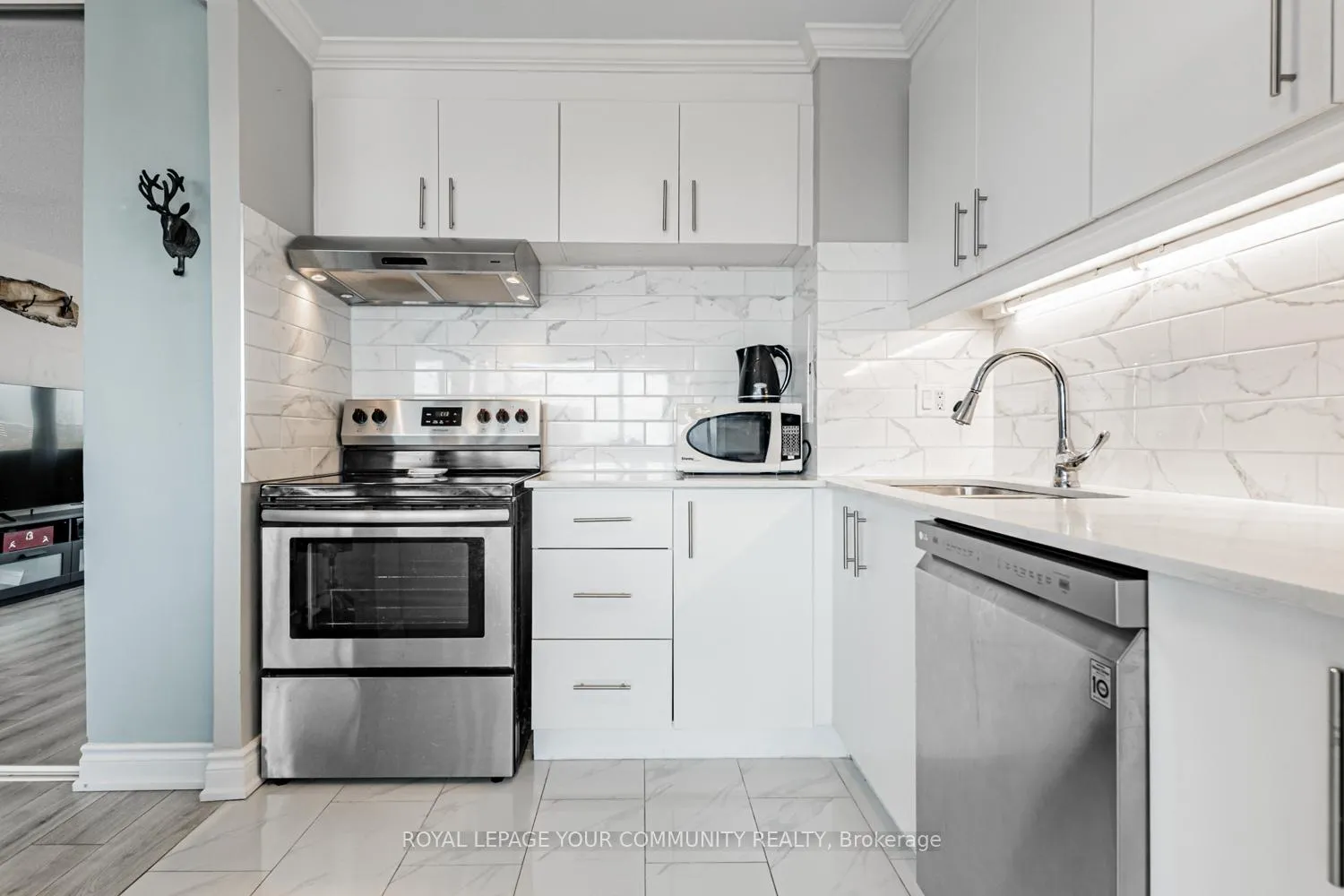 Photo 8 of Unit 912, 10 Sunny Glenway, Toronto, Flemingdon Park — HOMEH