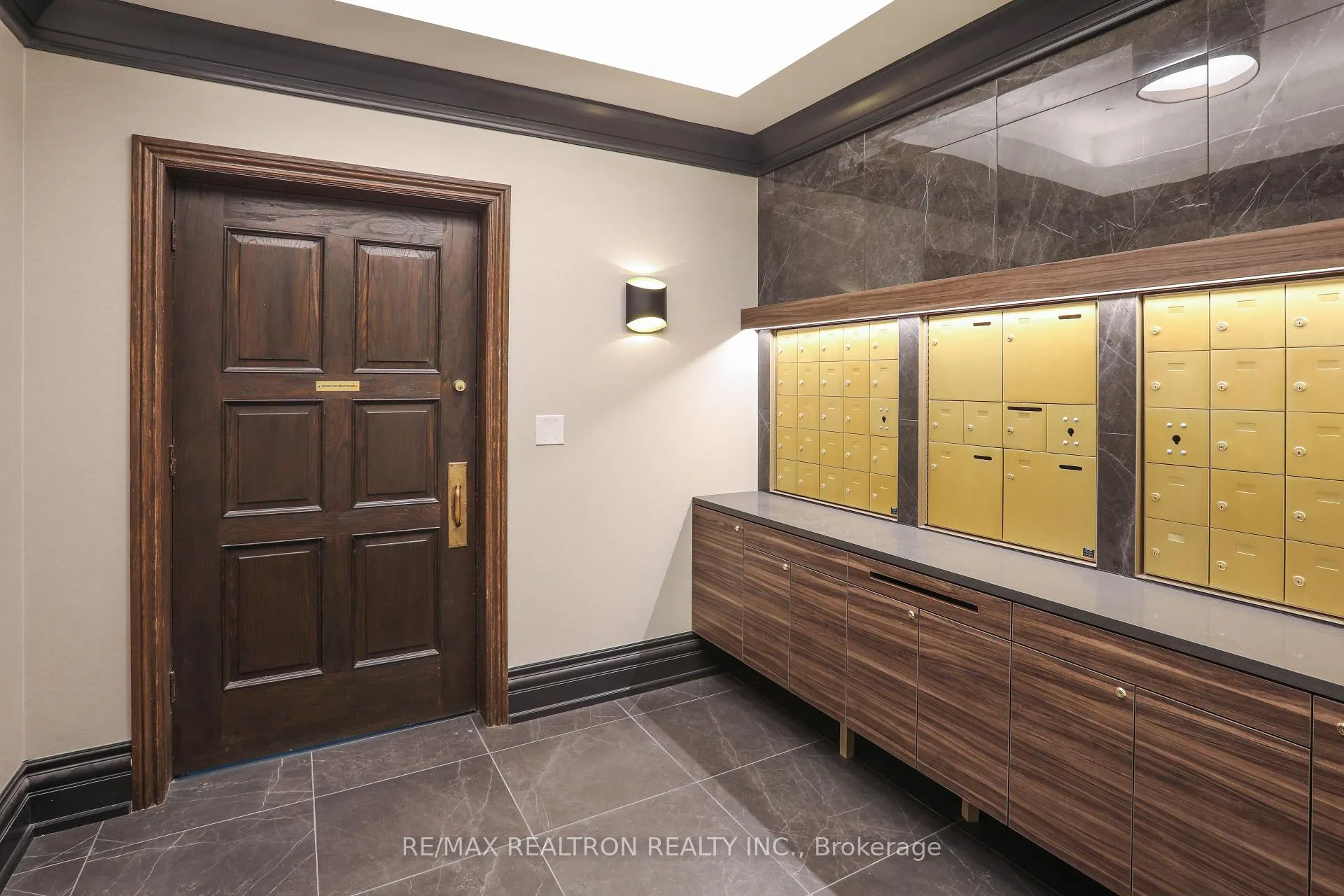Photo 5 of Unit 112, 2 Clarendon Avenue, Toronto, Casa Loma — HOMEH