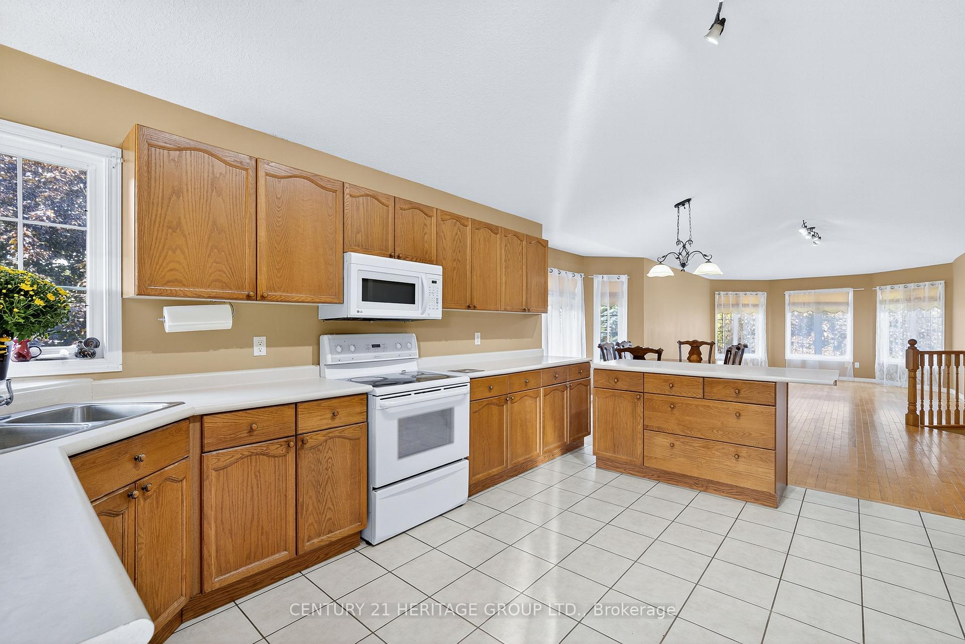 Photo 10 of 250 Kathleen Crescent, Clearview, Stayner — HOMEH