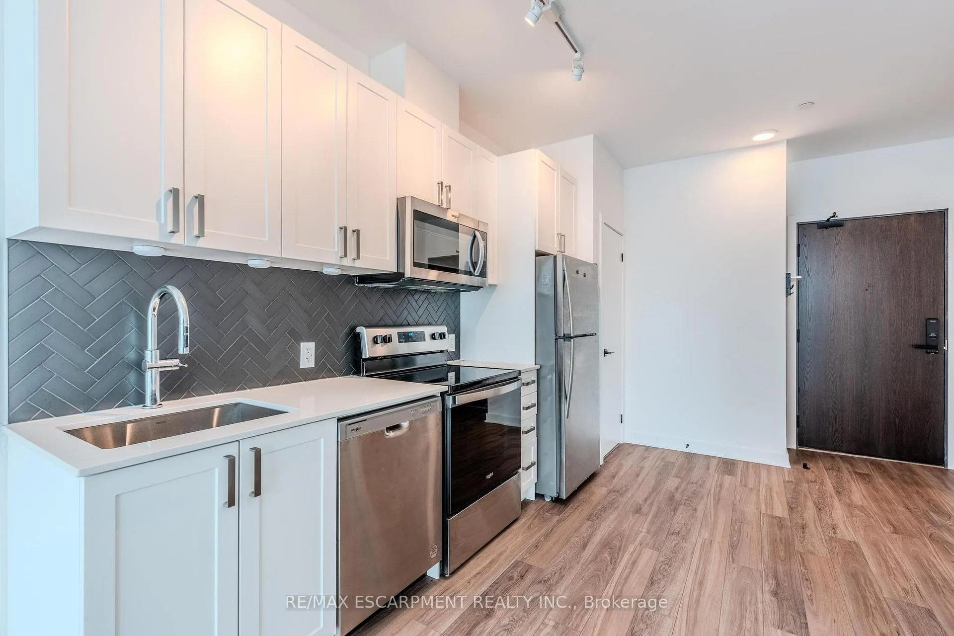 Photo 5 of Unit 814, 2782 Barton Street E, Hamilton, Grayside — HOMEH