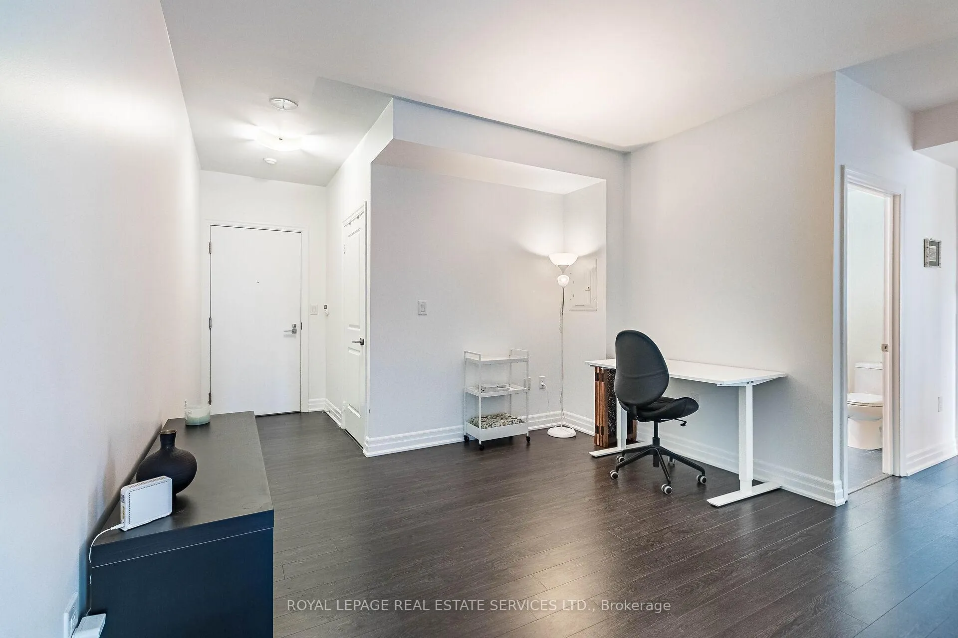 Photo 5 of Unit 1302, 8 The esplanade, Toronto, Waterfront Communities — HOMEH