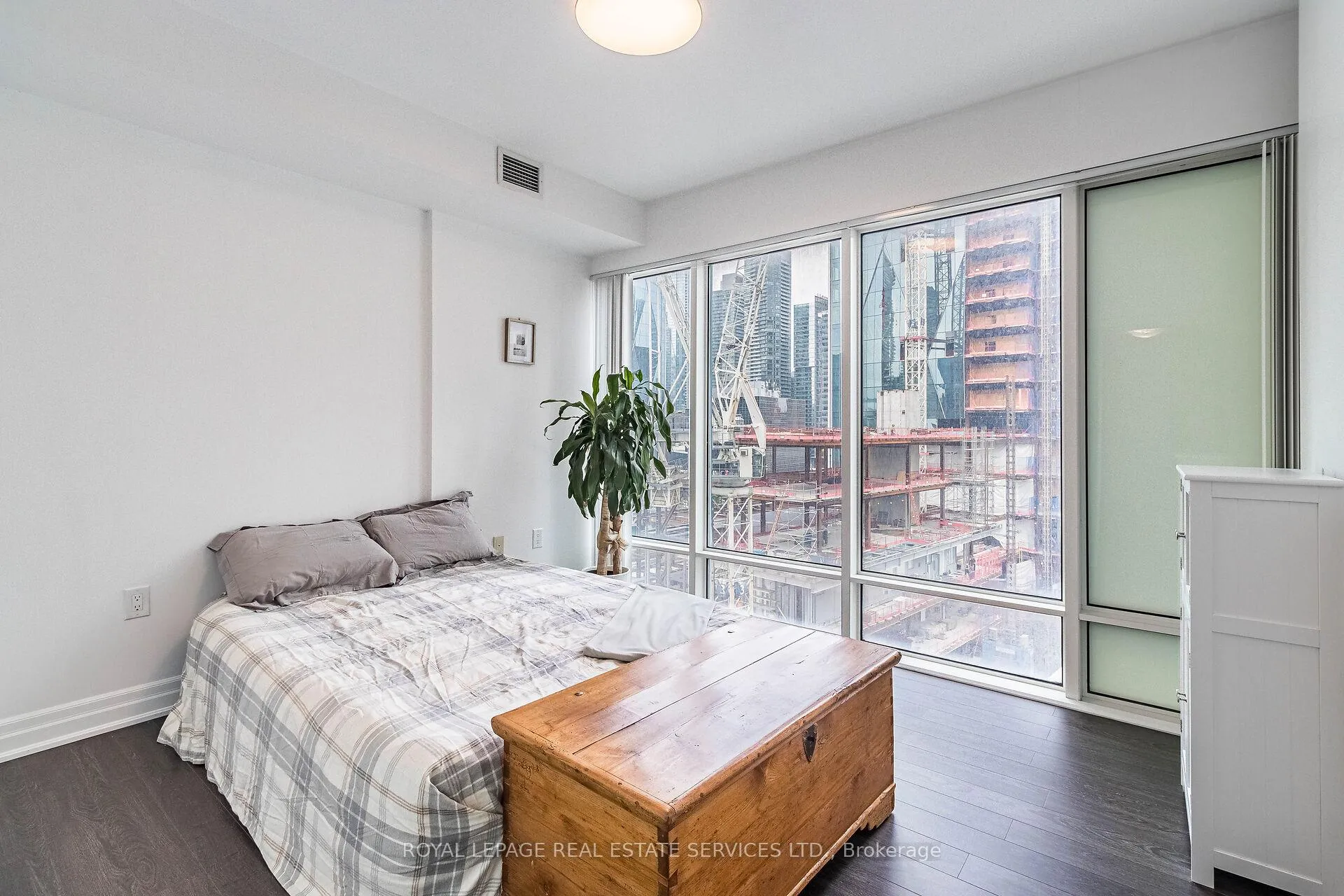Photo 6 of Unit 1302, 8 The esplanade, Toronto, Waterfront Communities — HOMEH