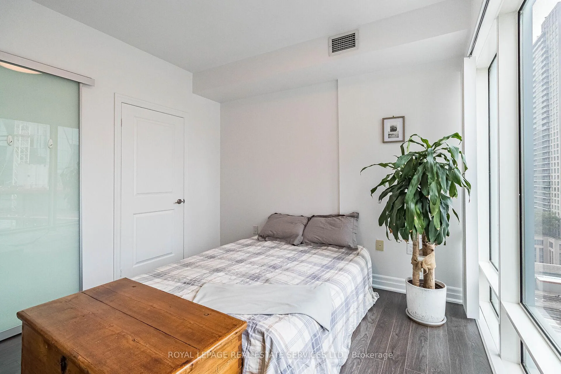Photo 7 of Unit 1302, 8 The esplanade, Toronto, Waterfront Communities — HOMEH