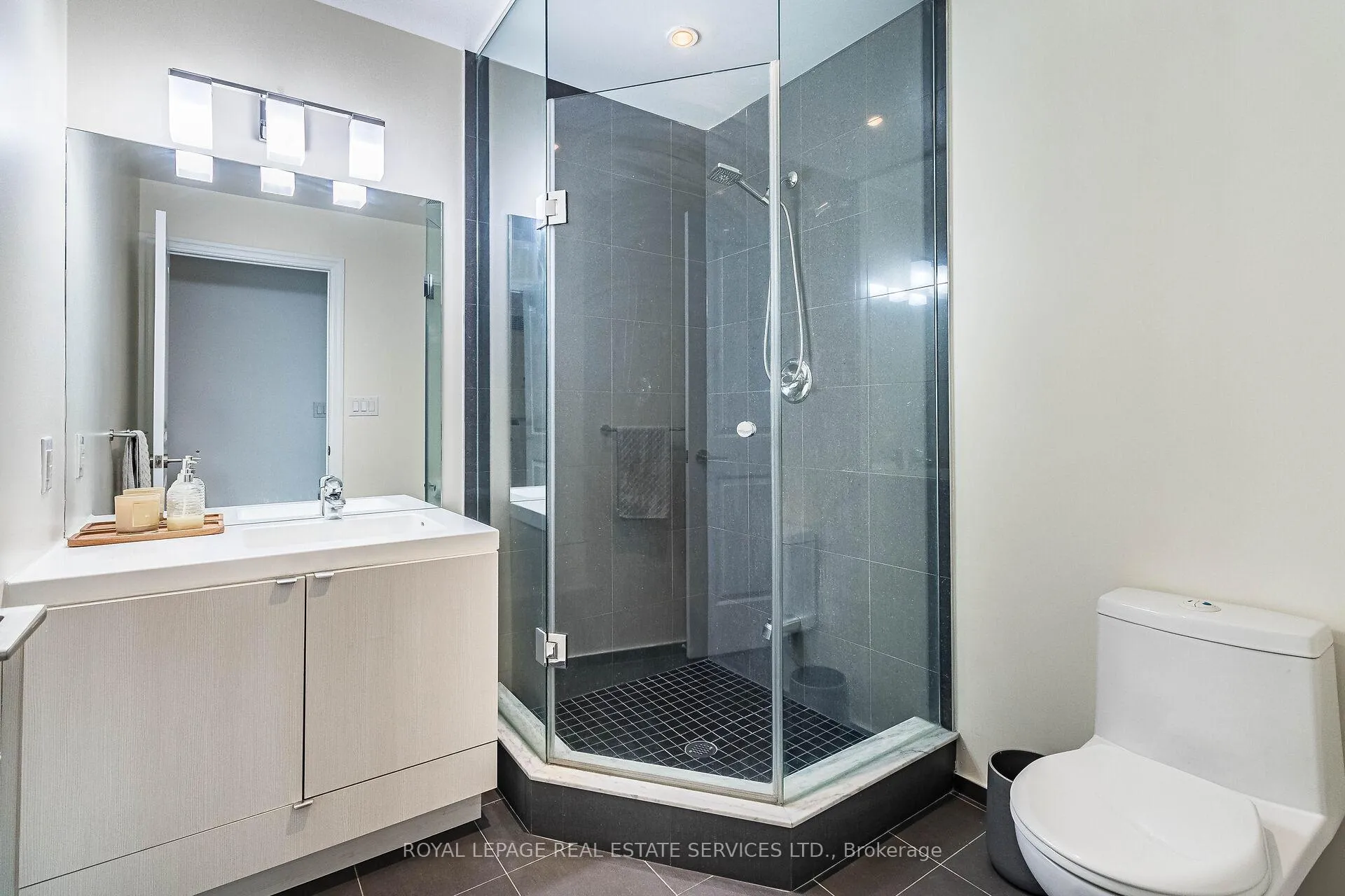 Photo 8 of Unit 1302, 8 The esplanade, Toronto, Waterfront Communities — HOMEH