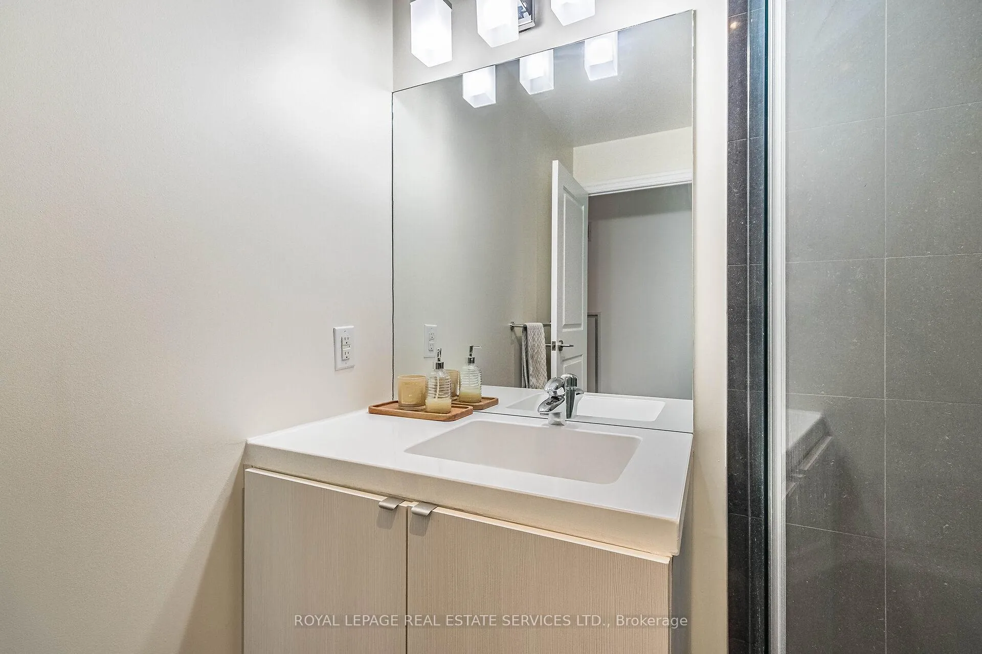 Photo 9 of Unit 1302, 8 The esplanade, Toronto, Waterfront Communities — HOMEH