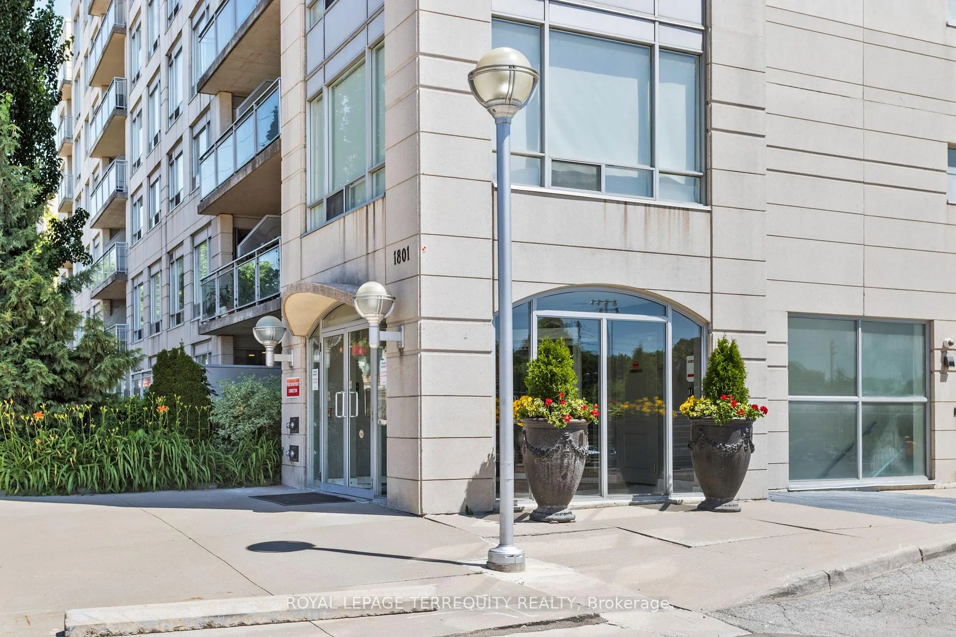 Photo 2 of Unit 201, 1801 Bayview Avenue, Toronto, Leaside — HOMEH