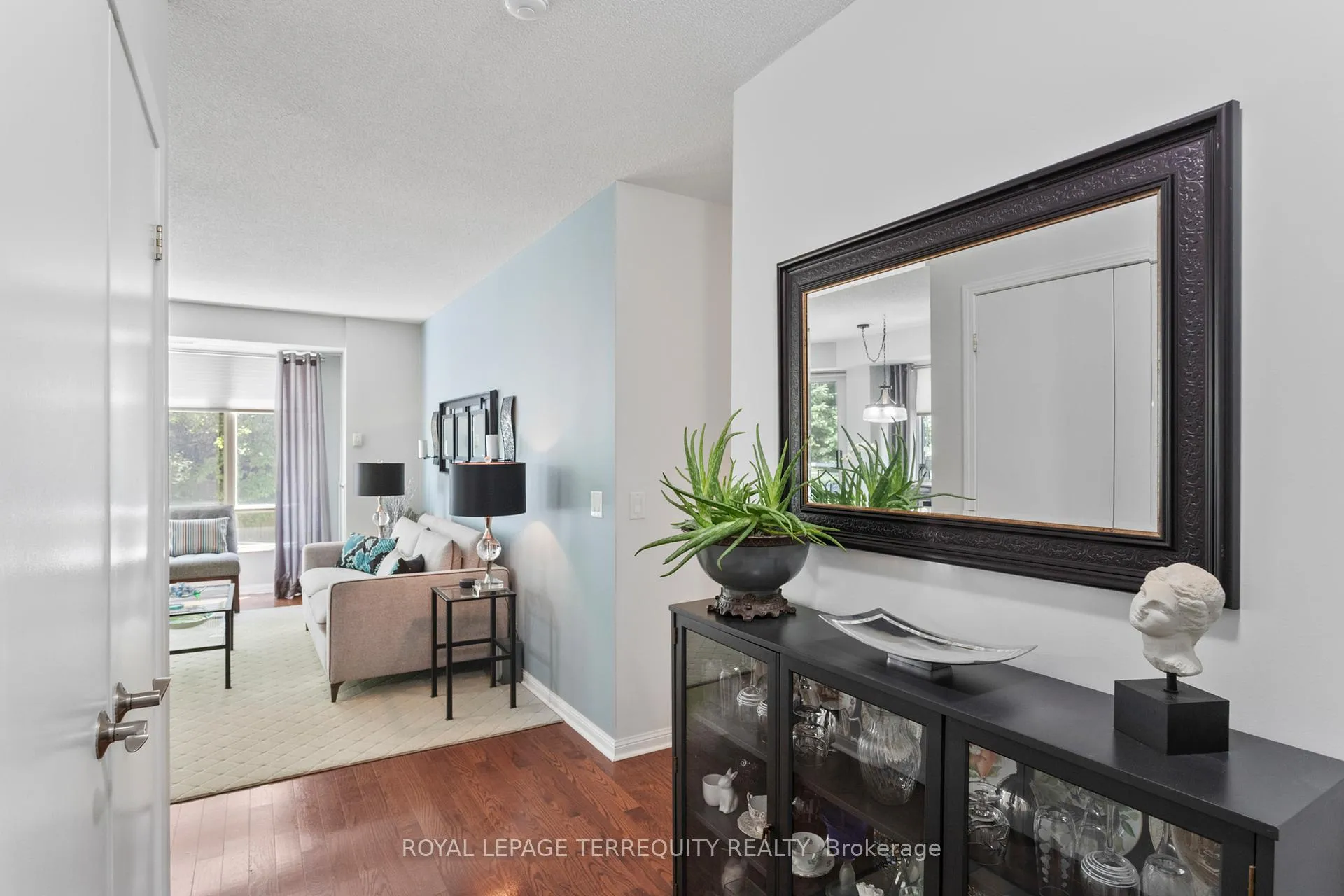 Photo 5 of Unit 201, 1801 Bayview Avenue, Toronto, Leaside — HOMEH