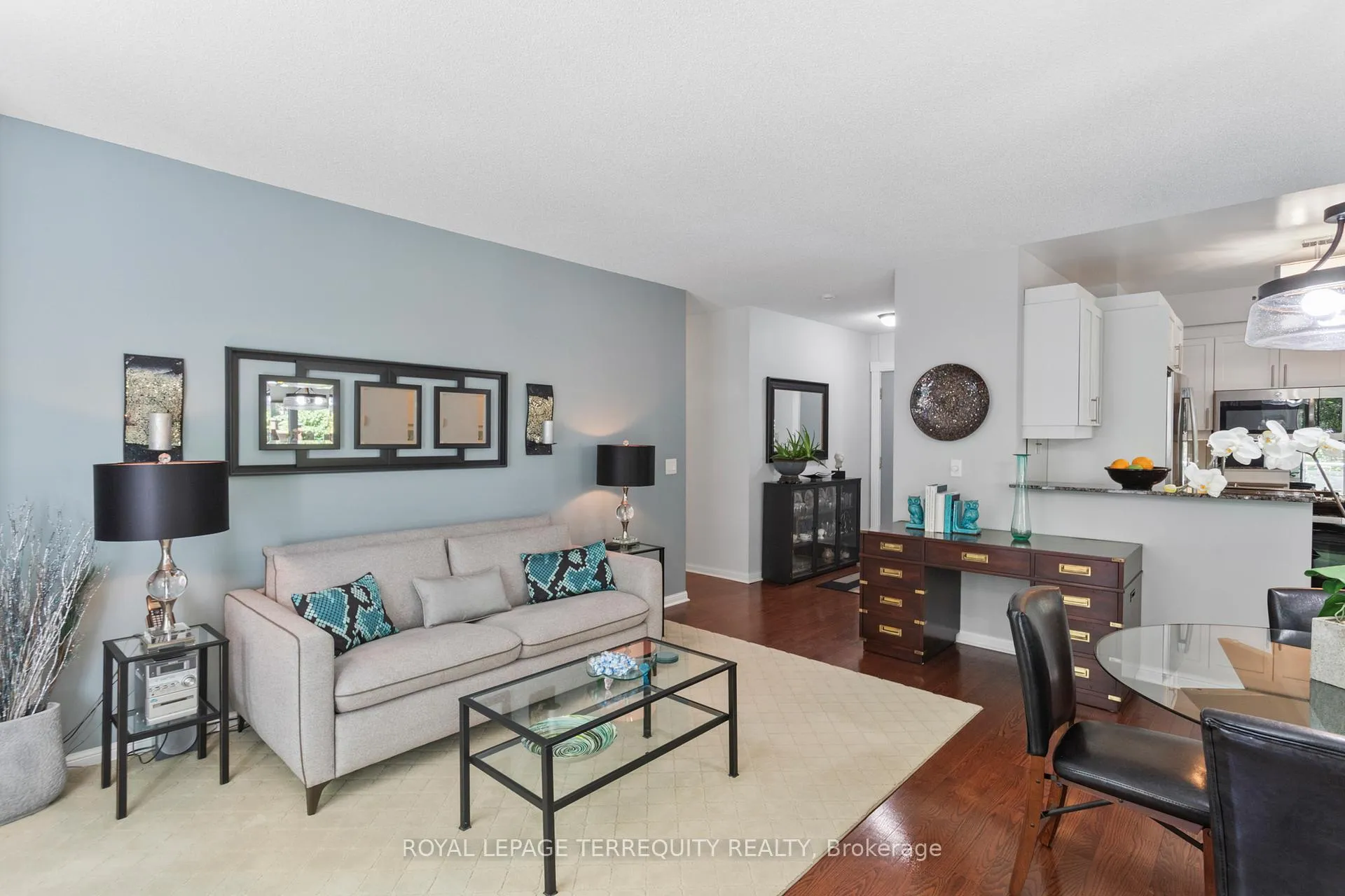 Photo 8 of Unit 201, 1801 Bayview Avenue, Toronto, Leaside — HOMEH