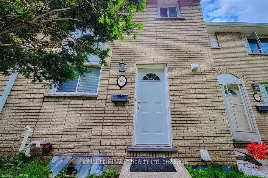 Photo 3 of 62 Riverdale Drive, Hamilton, Riverdale — HOMEH