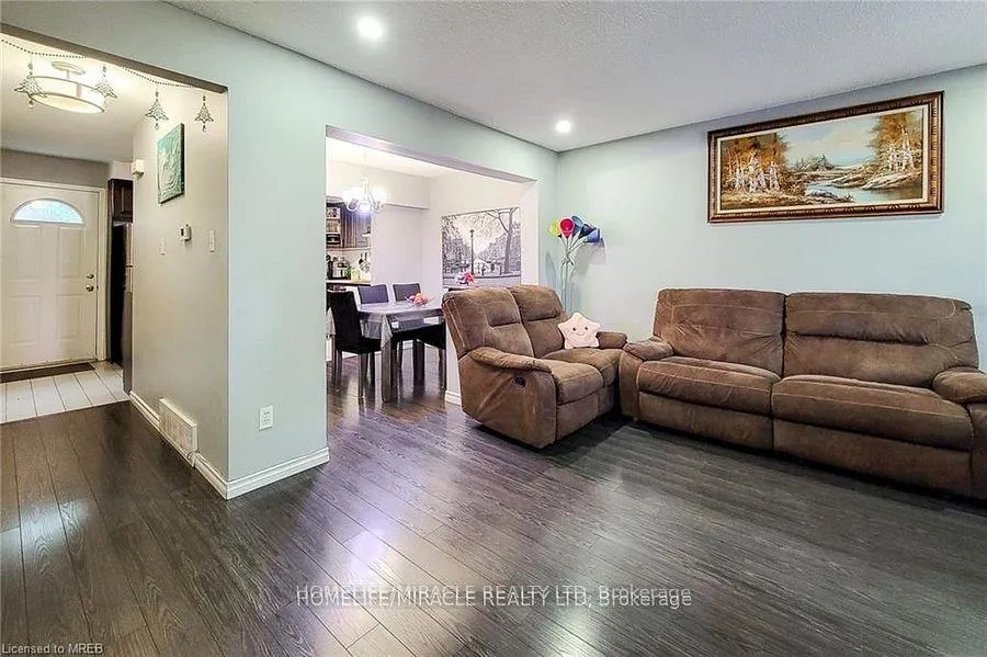 Photo 4 of 62 Riverdale Drive, Hamilton, Riverdale — HOMEH