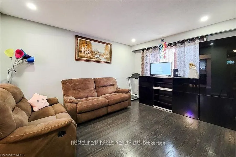 Photo 5 of 62 Riverdale Drive, Hamilton, Riverdale — HOMEH