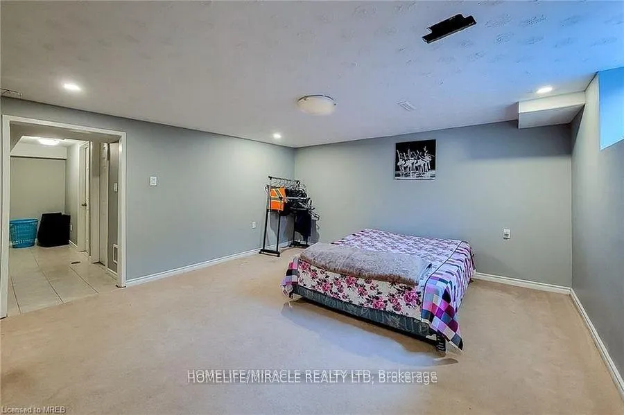 Photo 16 of 62 Riverdale Drive, Hamilton, Riverdale — HOMEH