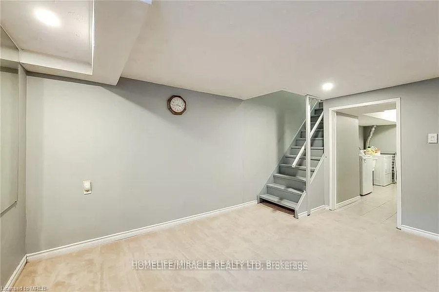 Photo 17 of 62 Riverdale Drive, Hamilton, Riverdale — HOMEH