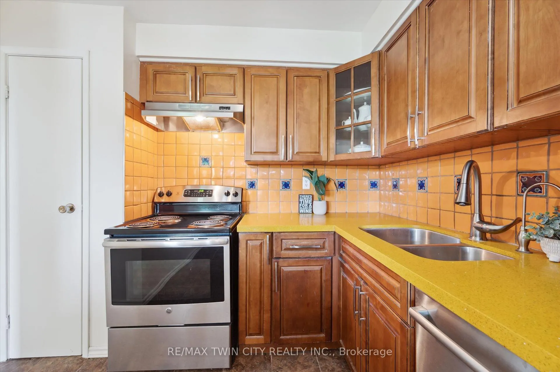 Photo 15 of 223 Pioneer Drive, Kitchener — HOMEH