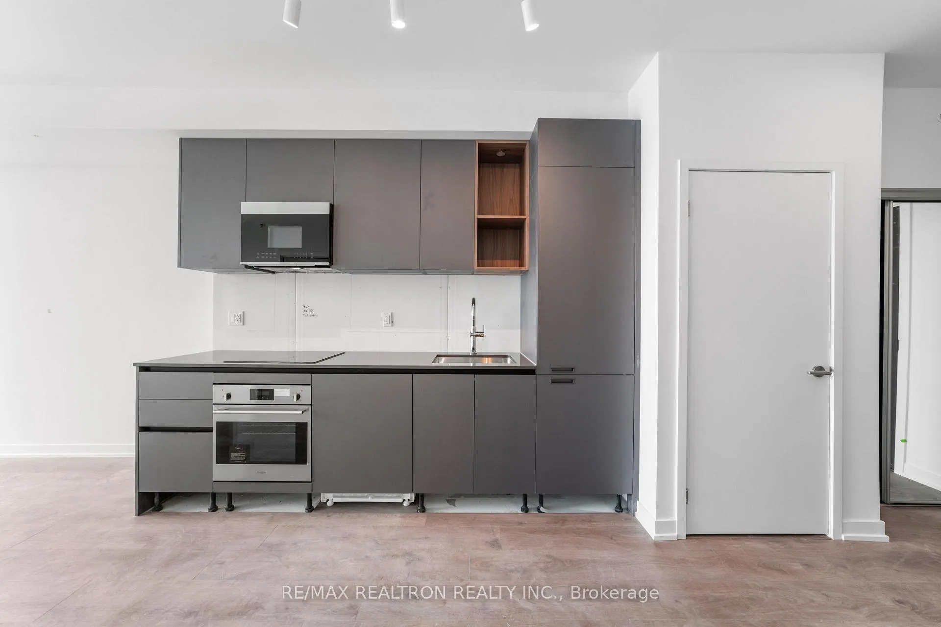 Photo 8 of Unit 2708, 39 Mary Street, Barrie, City Centre — HOMEH