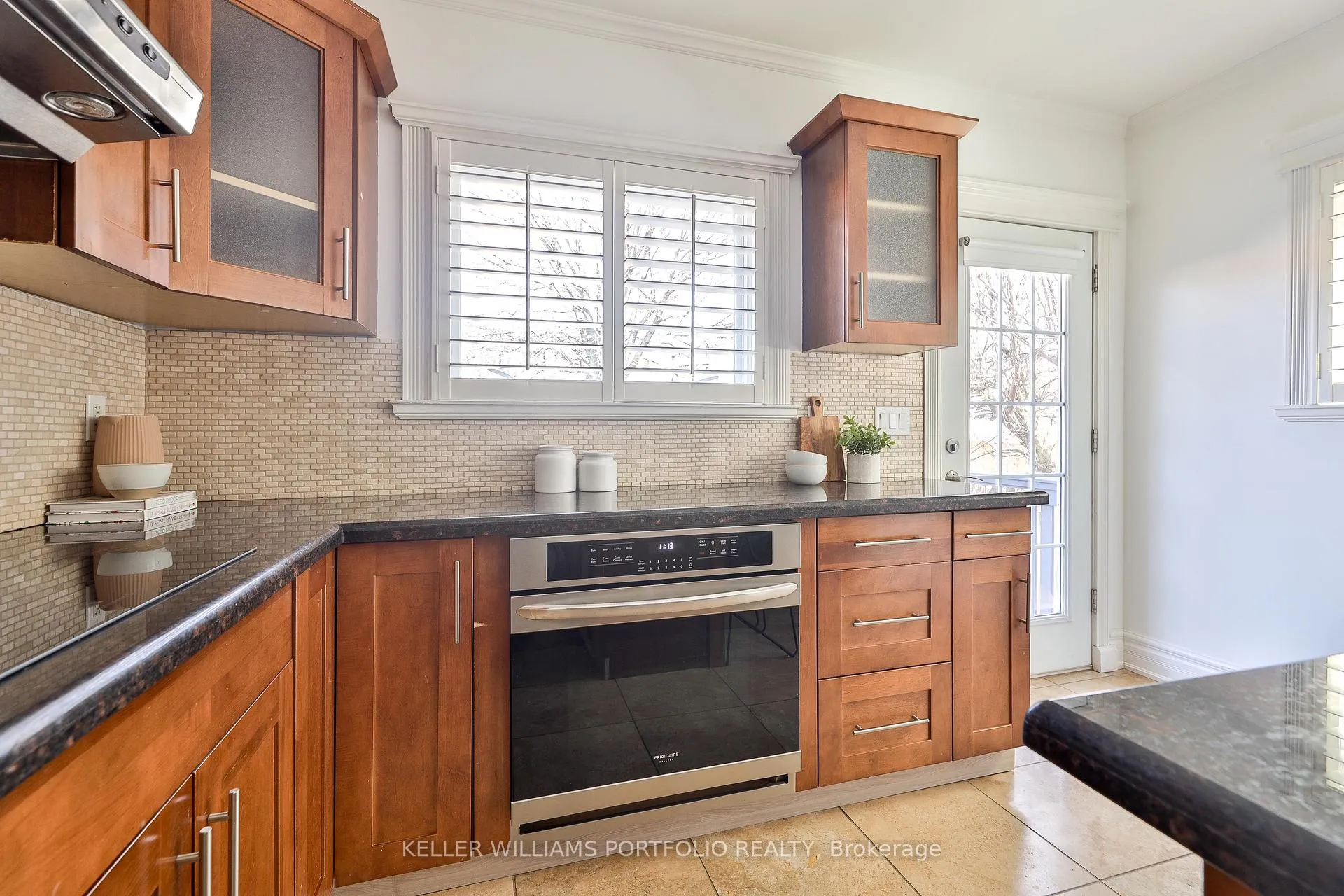 Photo 10 of 38 Rutland Street, Toronto, Weston-Pellam Park — HOMEH