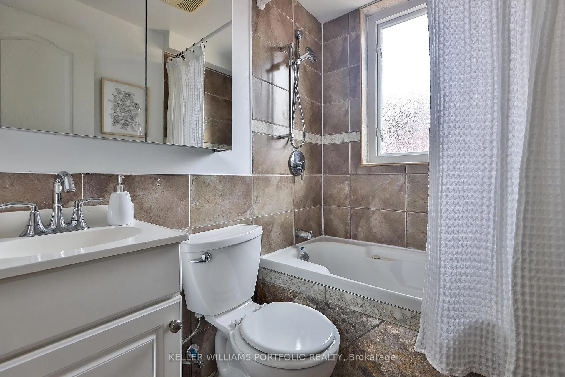 Photo 19 of 38 Rutland Street, Toronto, Weston-Pellam Park — HOMEH