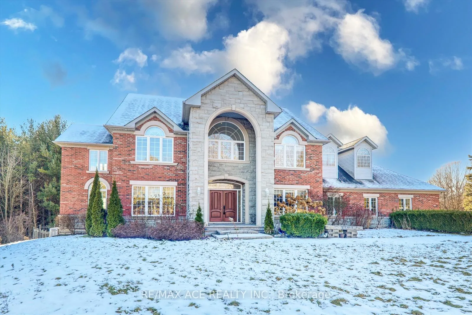 Photo 2 of 10 Stonehart Street, Caledon, Palgrave — HOMEH