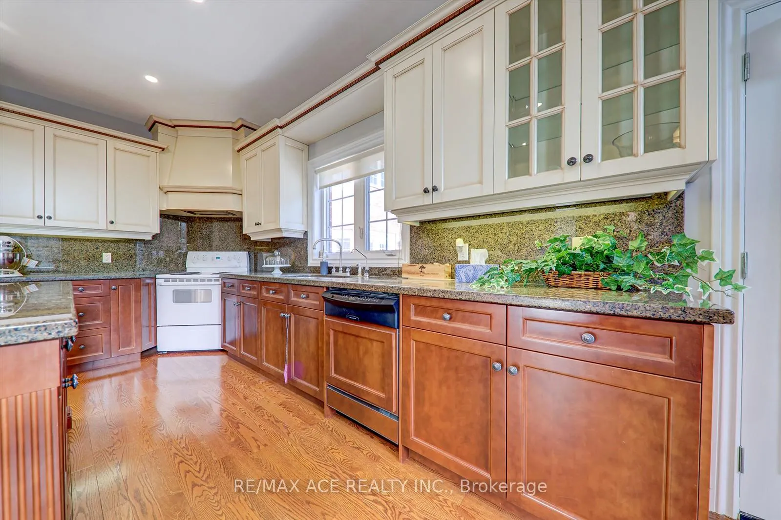 Photo 37 of 10 Stonehart Street, Caledon, Palgrave — HOMEH