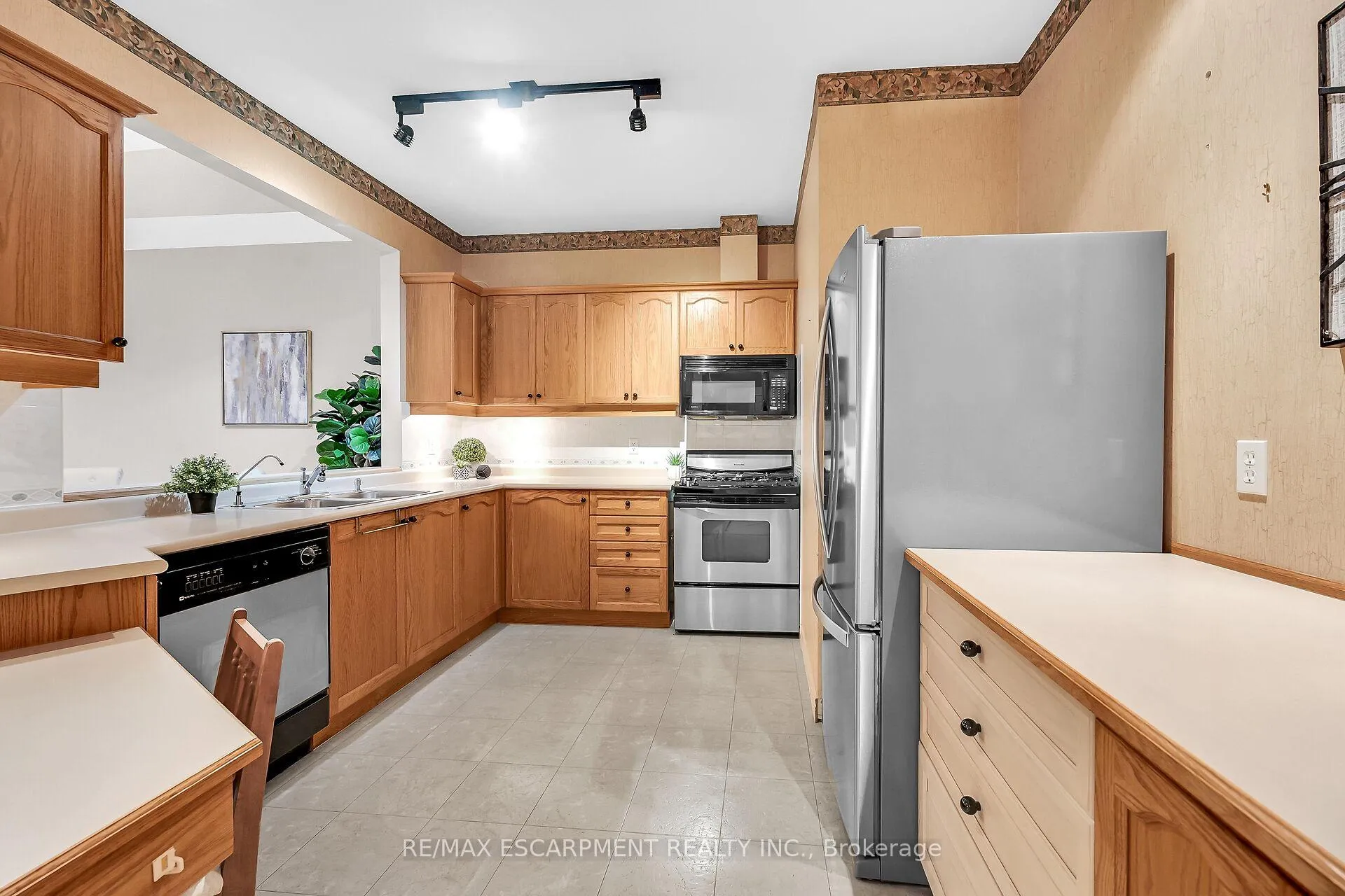 Photo 10 of 54 Greentrail Drive, Hamilton, Mount Hope — HOMEH