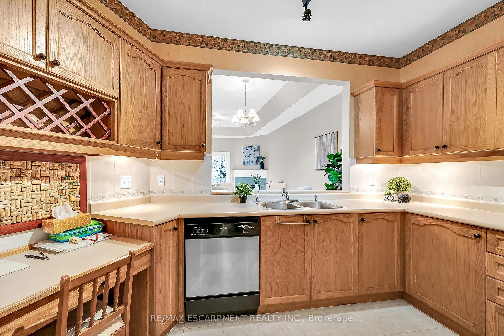 Photo 11 of 54 Greentrail Drive, Hamilton, Mount Hope — HOMEH
