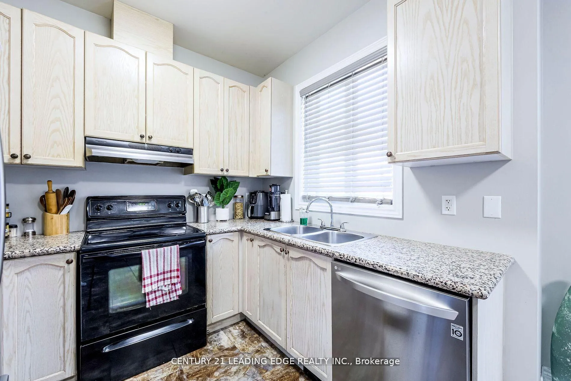 Photo 15 of 96 Nelson Street N, Clarington, Bowmanville — HOMEH
