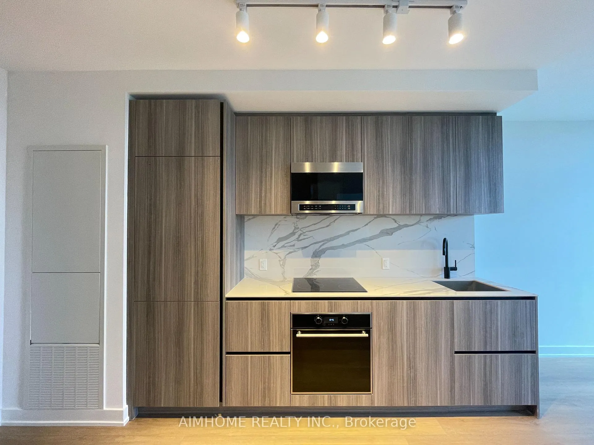 Photo 5 of Unit 618, 117 Broadway Avenue, Toronto, Mount Pleasant West — HOMEH