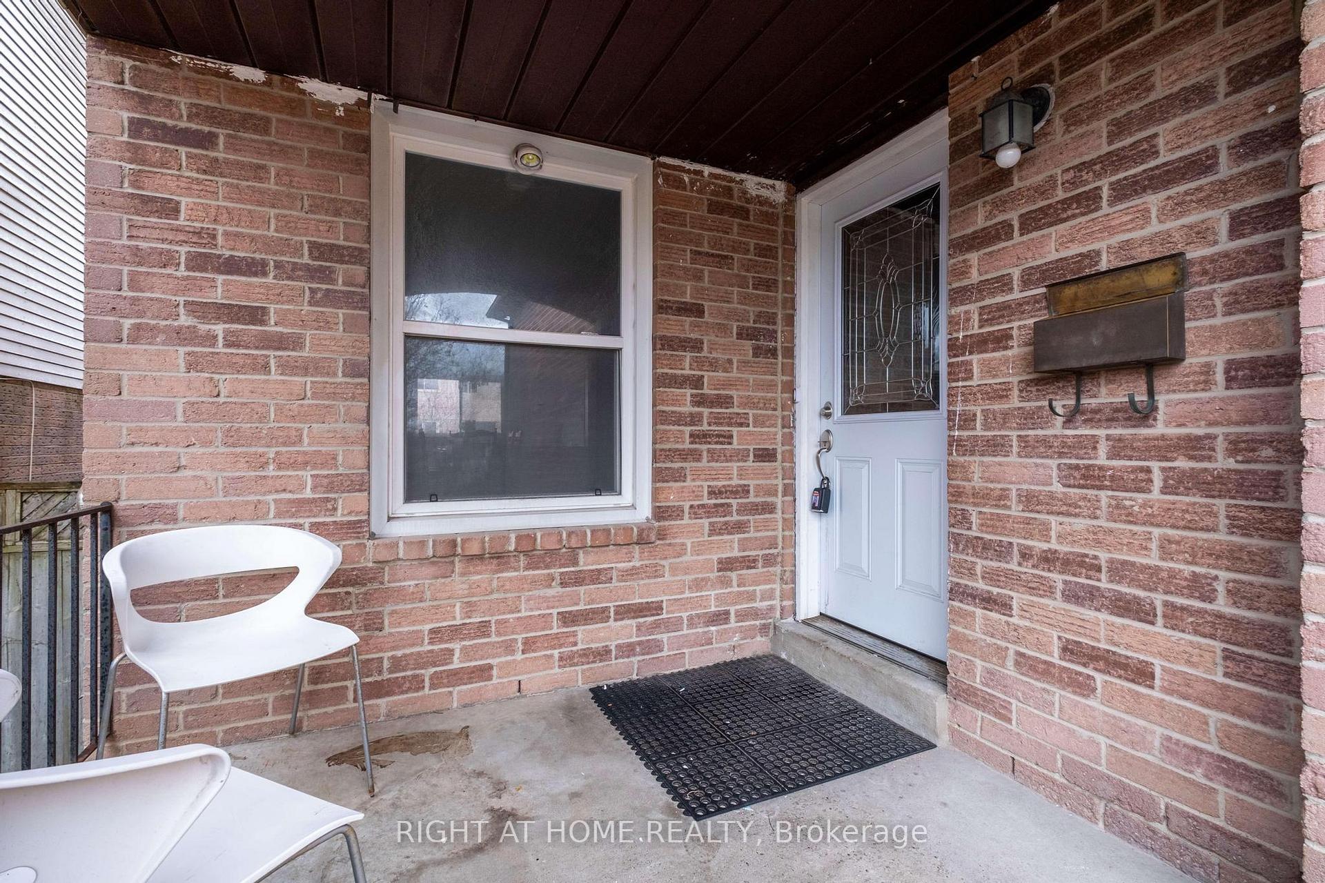 Photo 3 of 28 Chapman Drive, Ajax, Central — HOMEH
