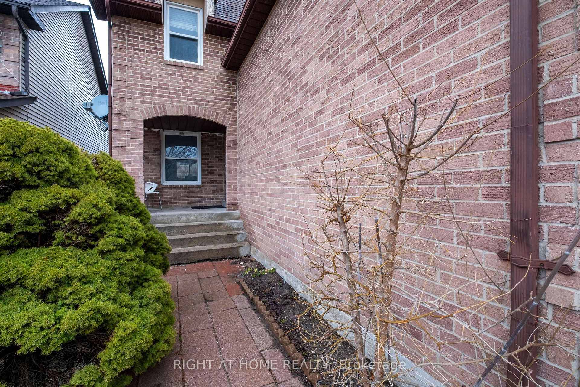 Photo 4 of 28 Chapman Drive, Ajax, Central — HOMEH