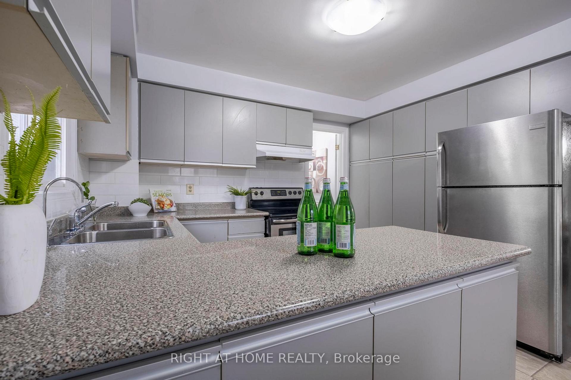 Photo 17 of 28 Chapman Drive, Ajax, Central — HOMEH
