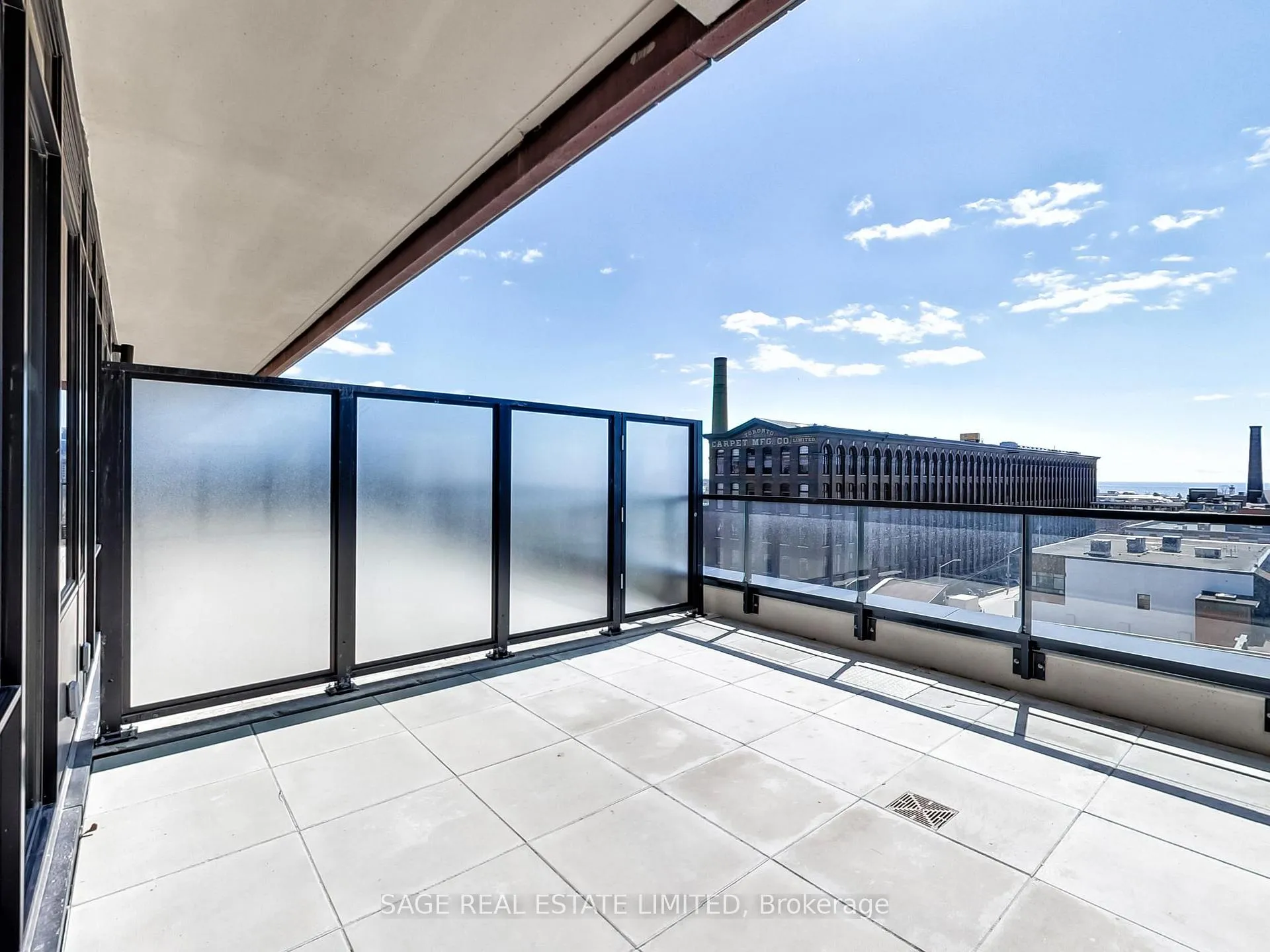 Front of Unit 514, 285 Dufferin Street