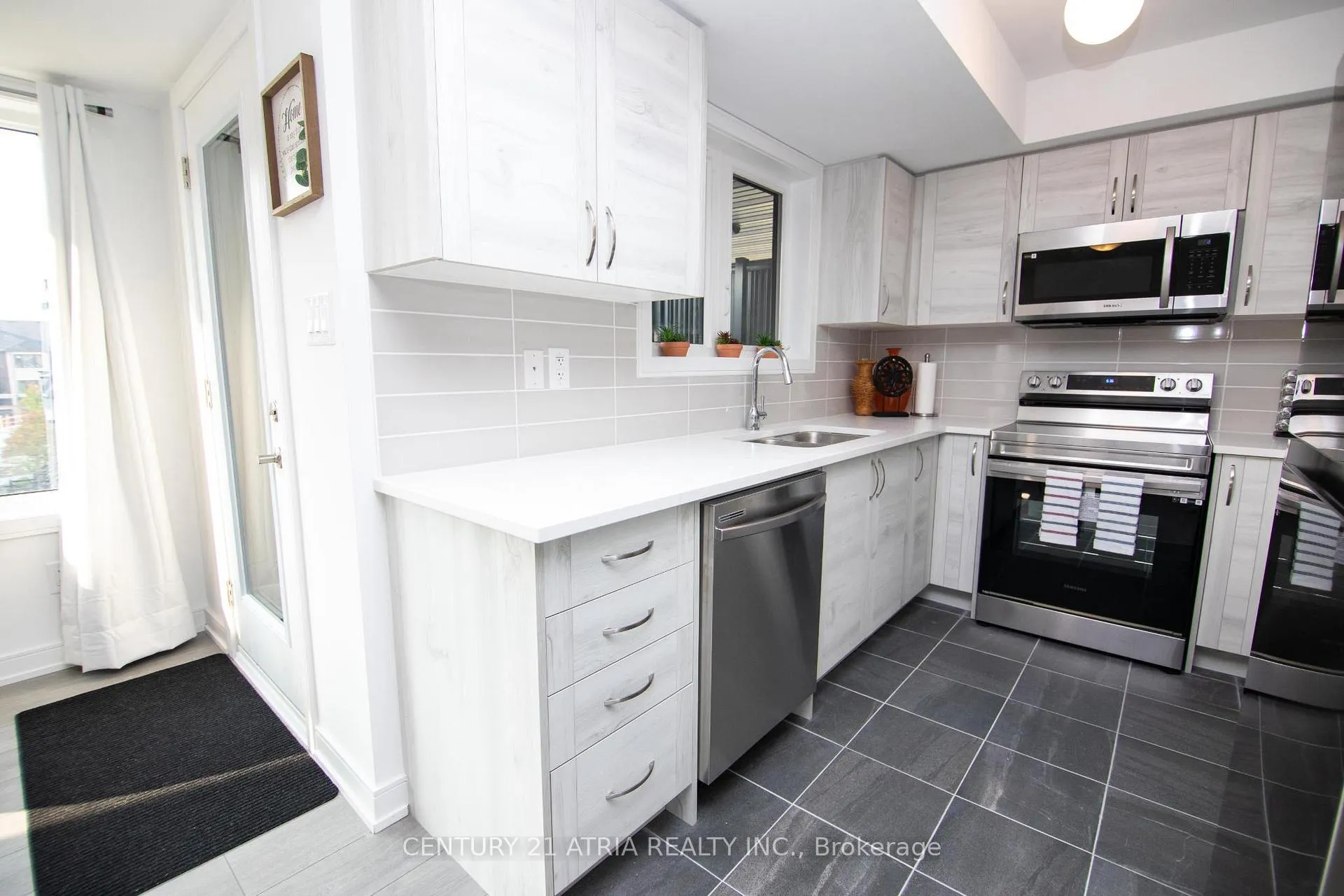 Photo 3 of 26 Magnolia Lane, Barrie, Innis-Shore — HOMEH