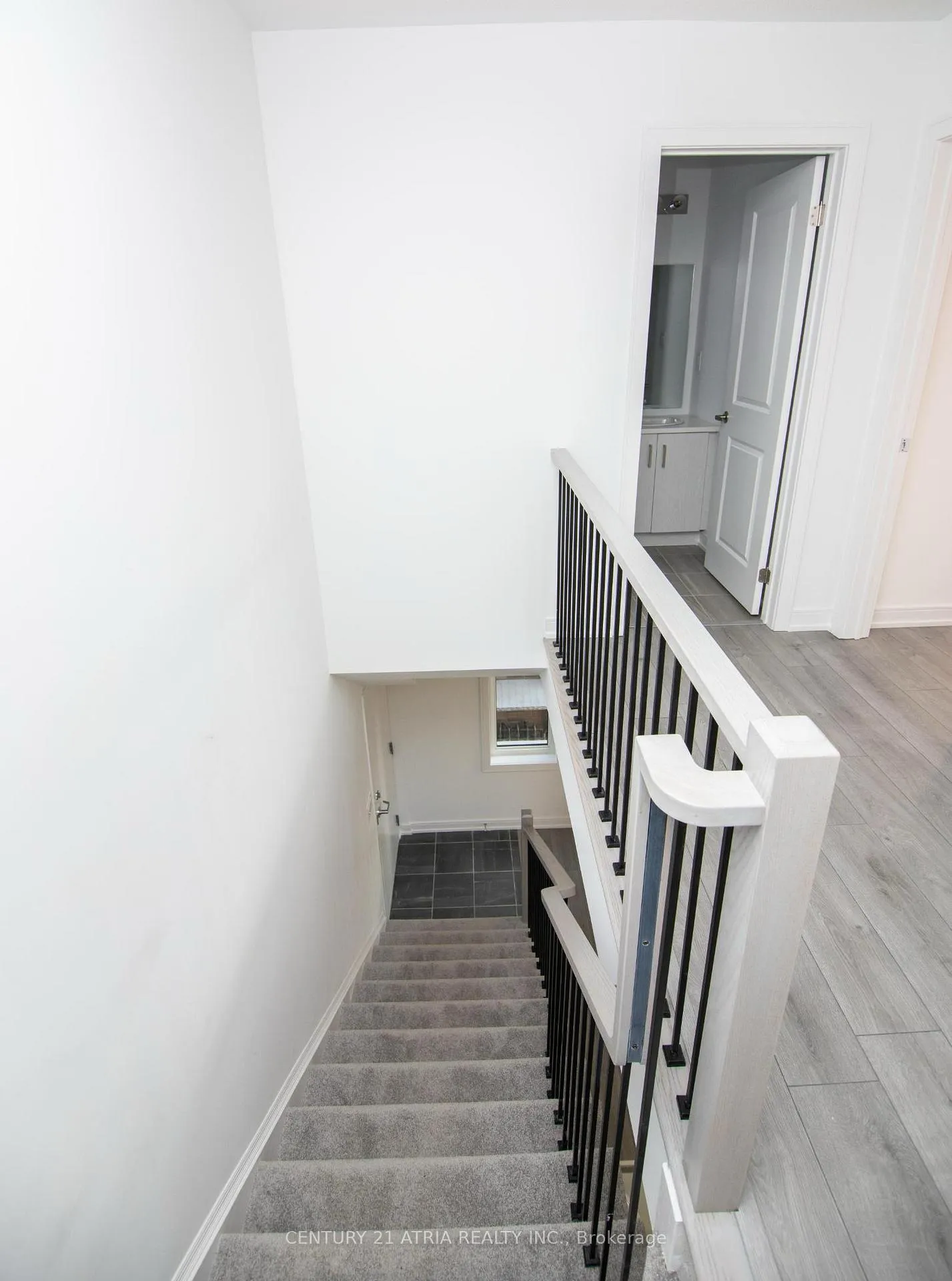 Photo 8 of 26 Magnolia Lane, Barrie, Innis-Shore — HOMEH