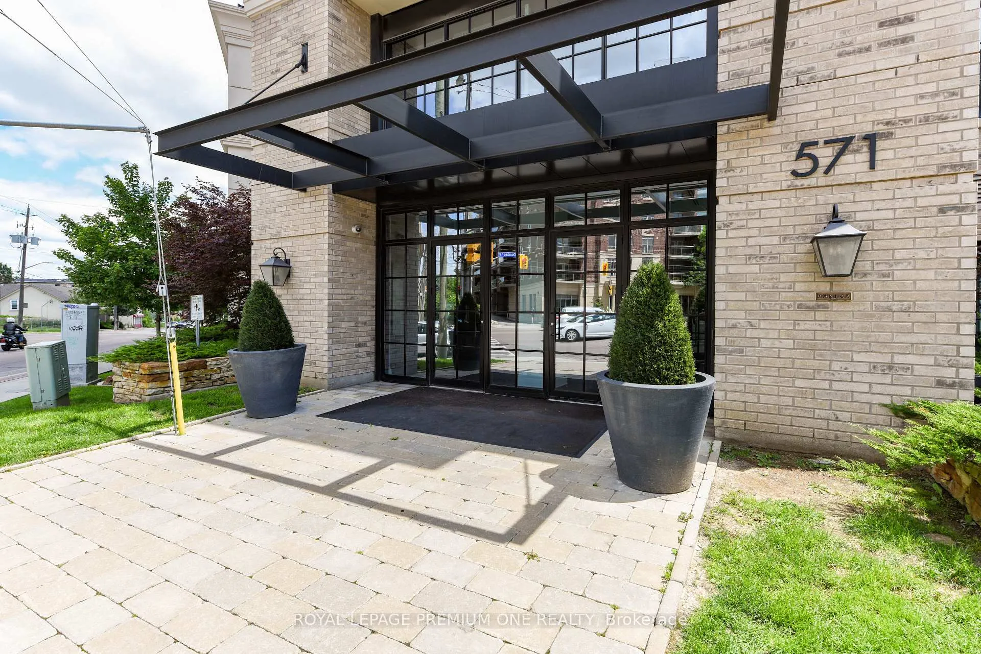 Photo 2 of Unit 207, 571 Prince Edward Drive N, Etobicoke, Kingsway South — HOMEH