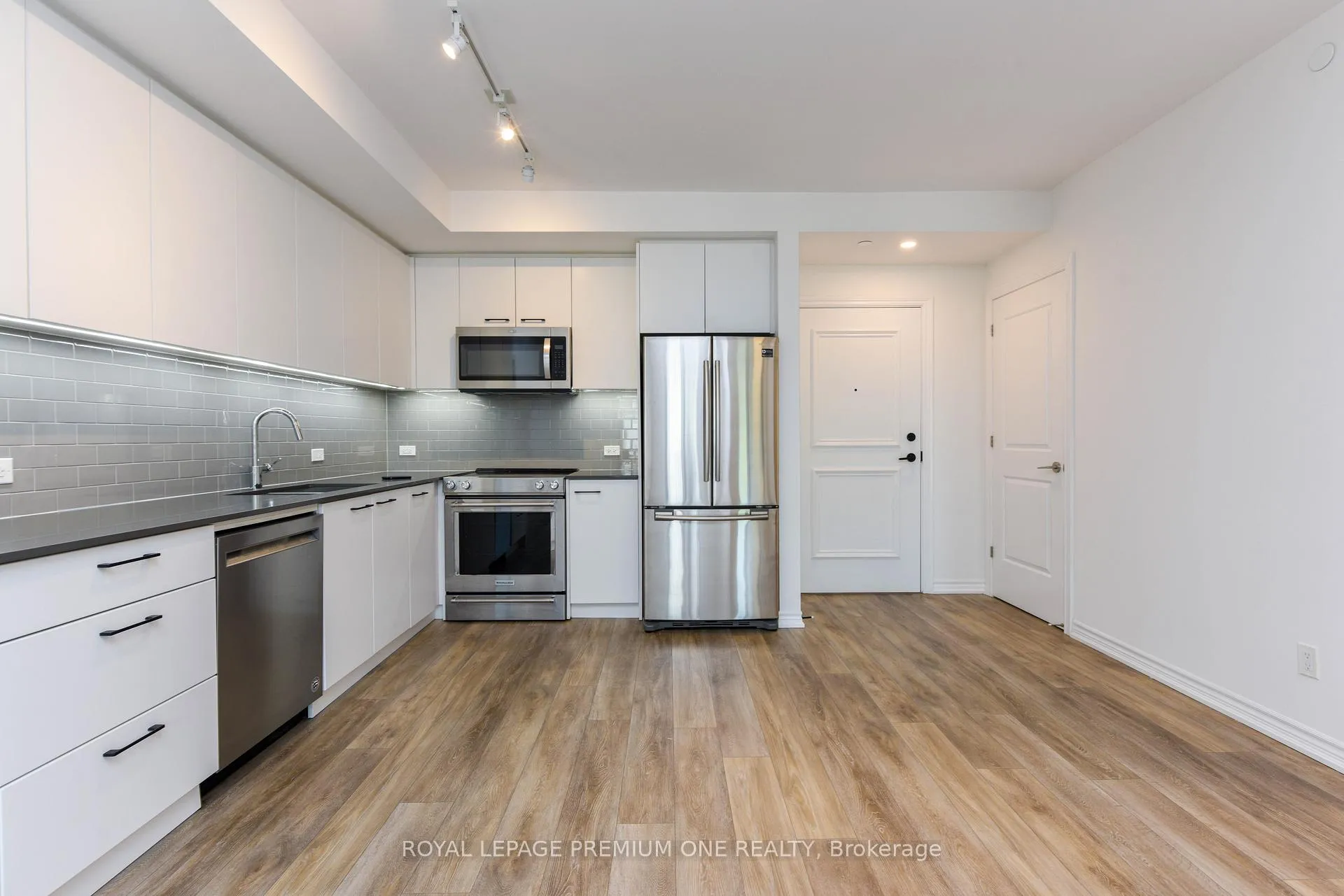 Photo 6 of Unit 207, 571 Prince Edward Drive N, Etobicoke, Kingsway South — HOMEH