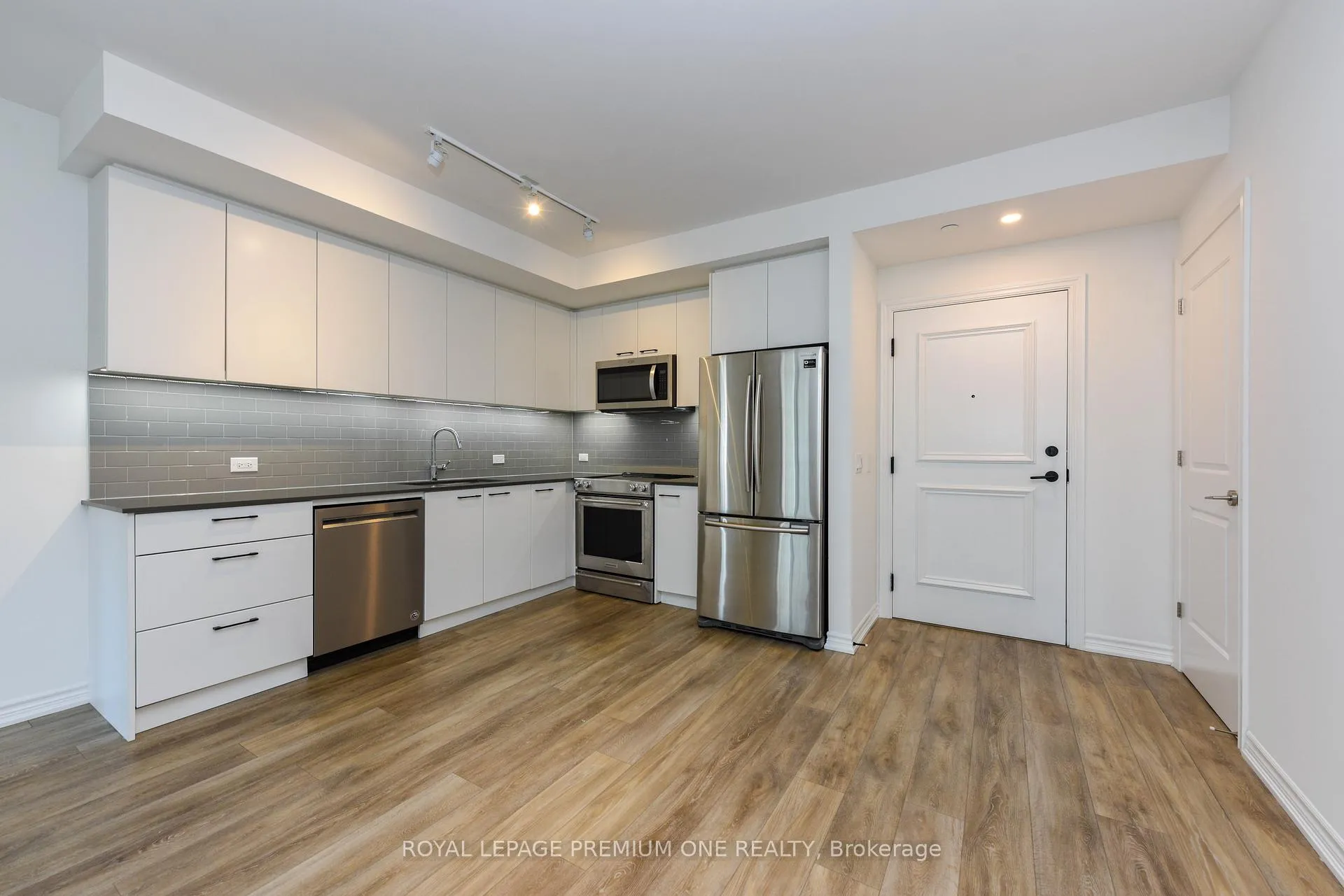 Photo 7 of Unit 207, 571 Prince Edward Drive N, Etobicoke, Kingsway South — HOMEH